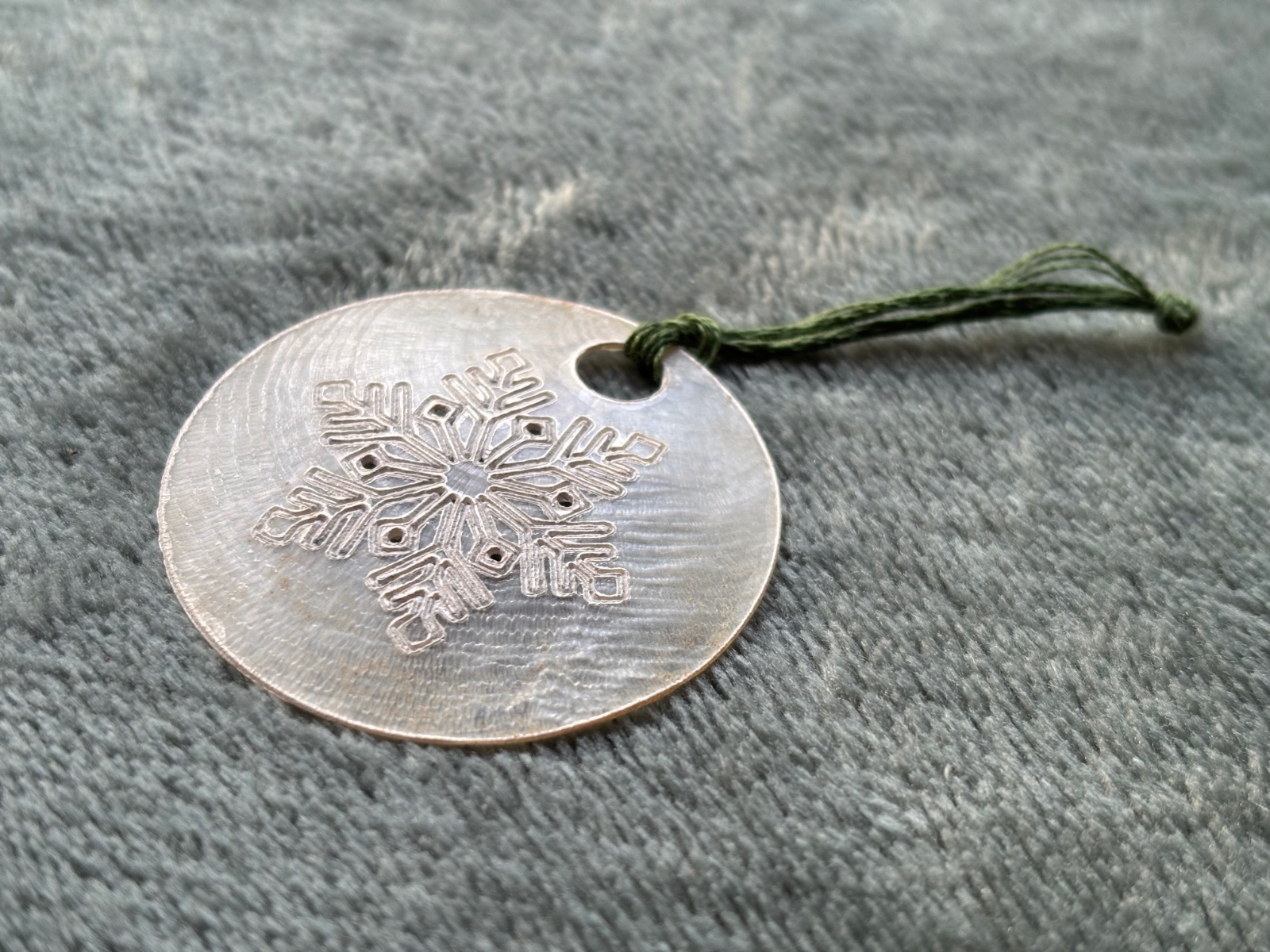 Sneeuwvloek in parelmoer. Een set van 15 hangertjes.