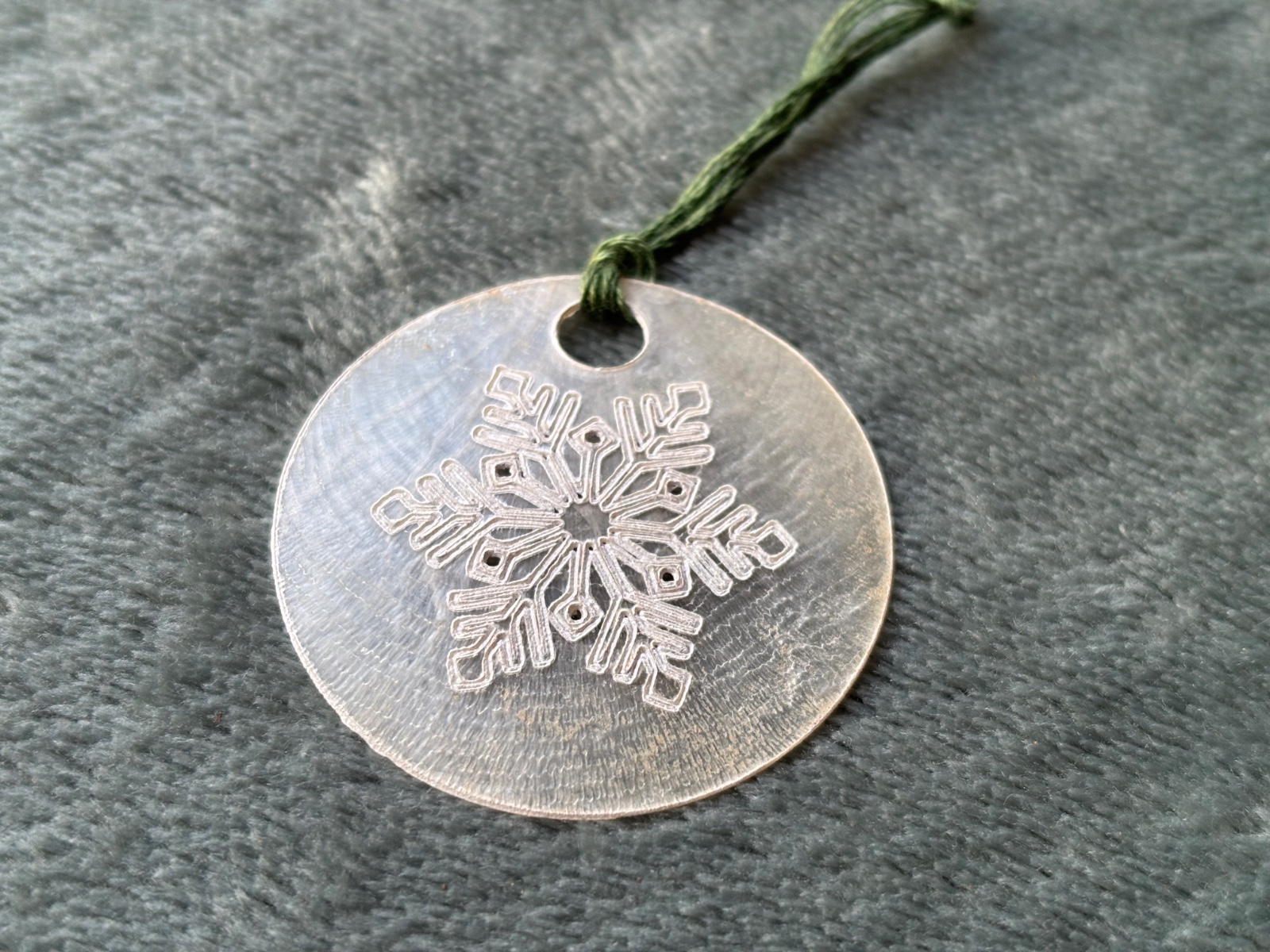 Sneeuwvloek in parelmoer. Een set van 15 hangertjes.