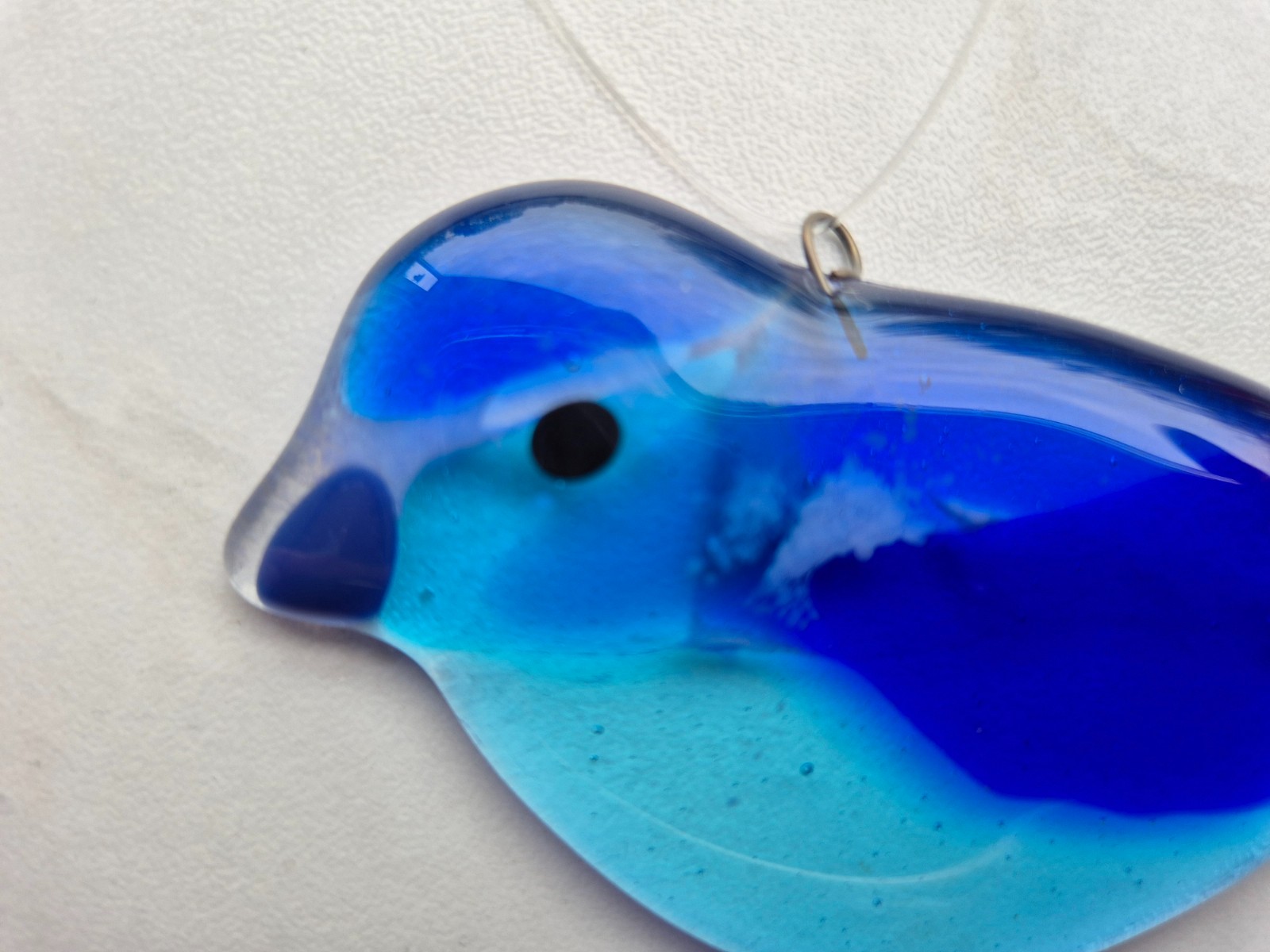 Glasfusing vogel hanger – handgemaakte glazen suncatcher voor raam of tuin – 11 x 6 cm