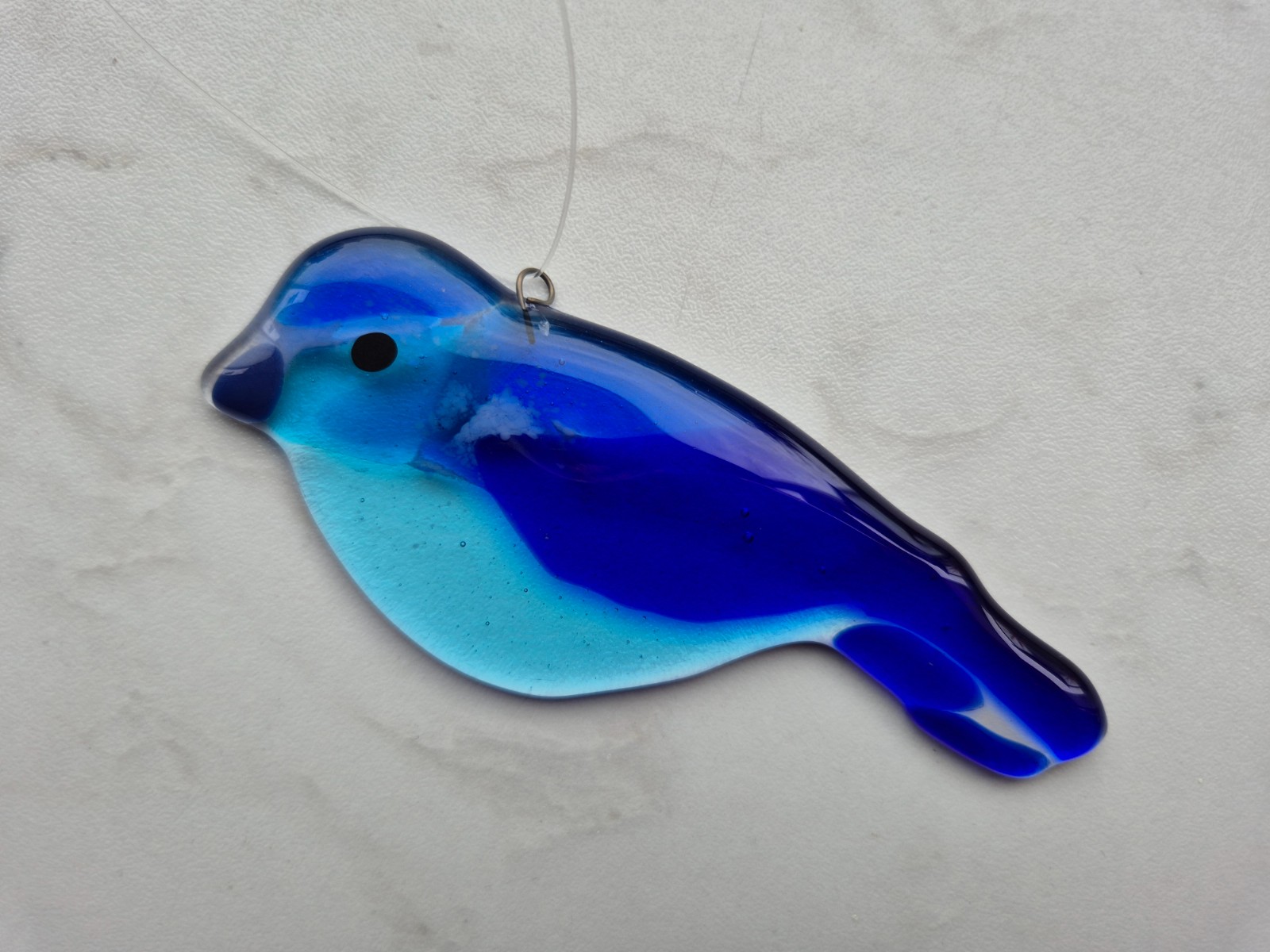 Glasfusing vogel hanger – handgemaakte glazen suncatcher voor raam of tuin – 11 x 6 cm