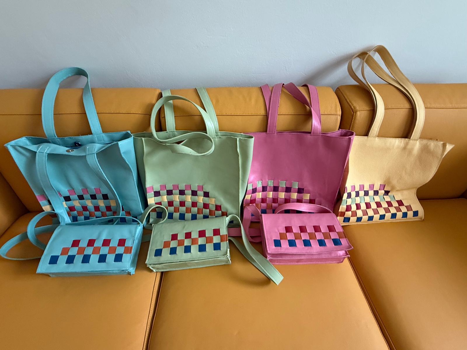 Vlechtwerk-tas Aardbei, klein - 135955 Lederen vlechtwerk-tas Aardbei, klein