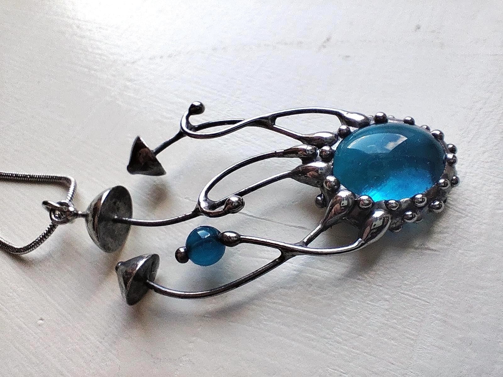 Handgemaakte paddenstoelenketting met blauw glas en zilverkleurig kop… - 142038 Handgemaakte paddenstoelenketting met blauw glas en zilverkleurig koper