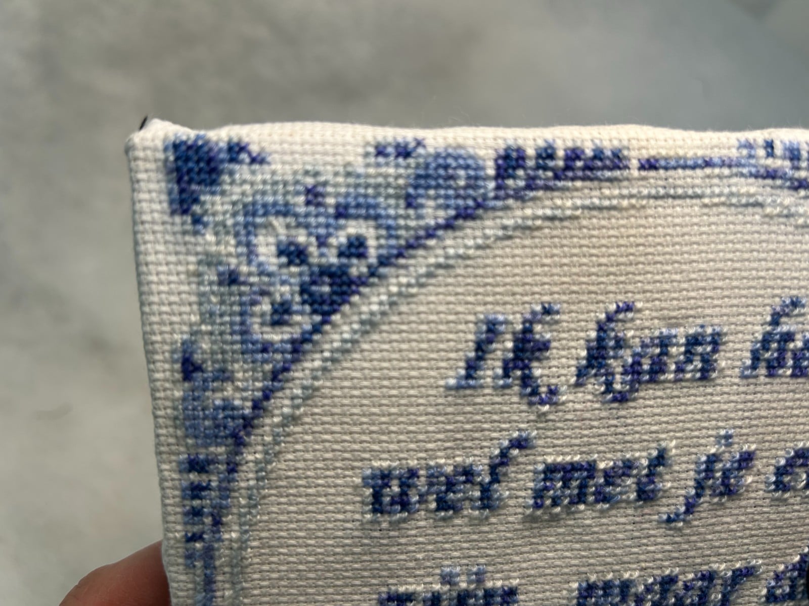 Delfts blauw tegeltje met tekst – handgeborduurd en uniek – grapp… - 152288 Delfts blauw tegeltje met tekst – handgeborduurd en uniek – grappige spreuk – 15 x 15 cm