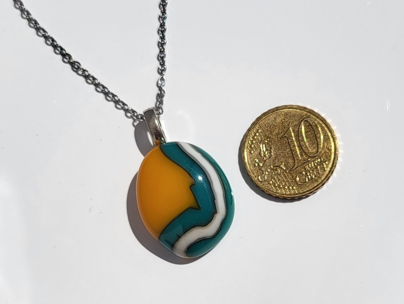 Uniek "Golden Tide 002" glasfusing hanger - 140041 RVS ketting met uniek "Gouden Tij 002" glas hanger