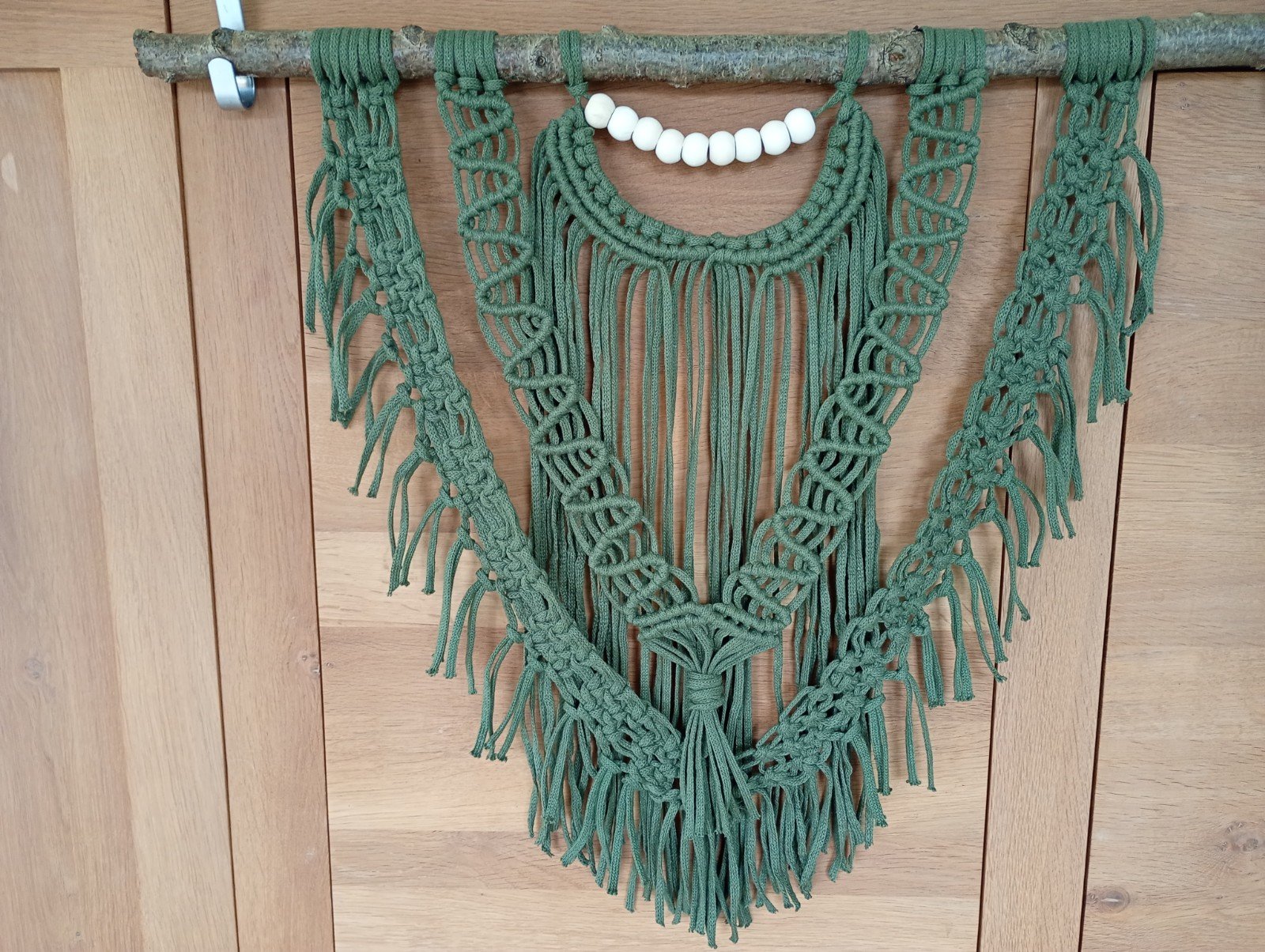 Wanddecoratie, macramé met kraaltjes, kaki