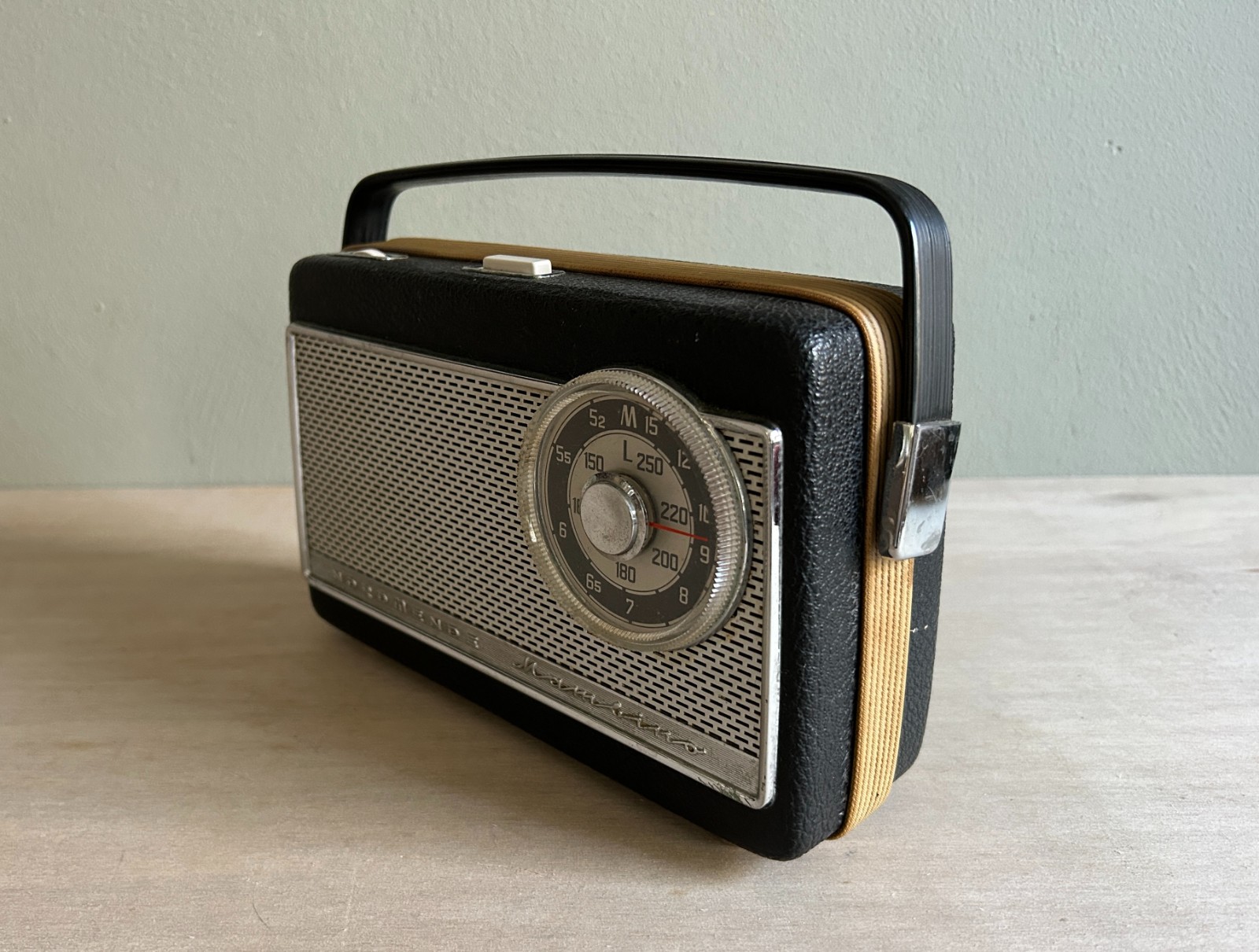 Vintage bluetooth radio Nordmende Mambino zwart 1965