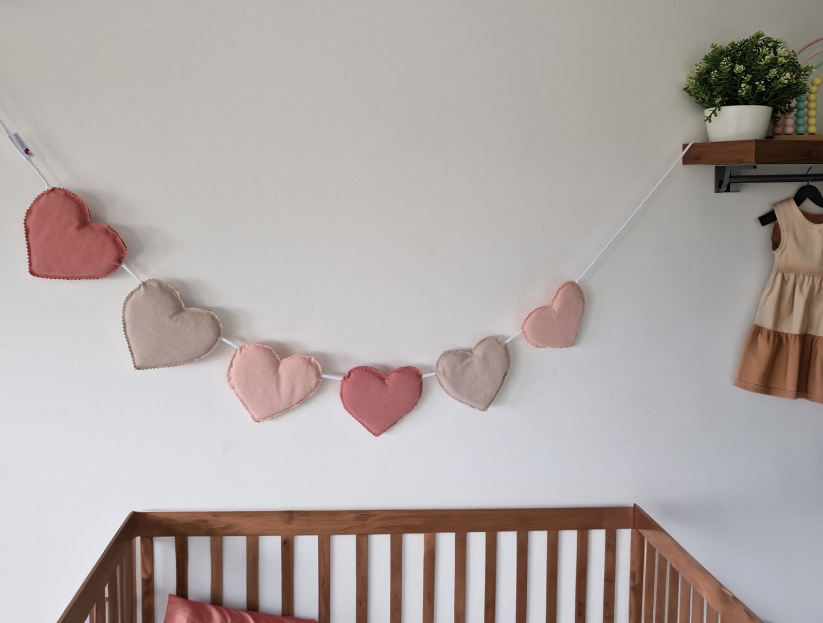 Hartjes slinger Canyon Stroll | Pastel kleur (Roze / Beige / Neutraal / Aarde tinten) slinger met hartjes gemaakt van stof