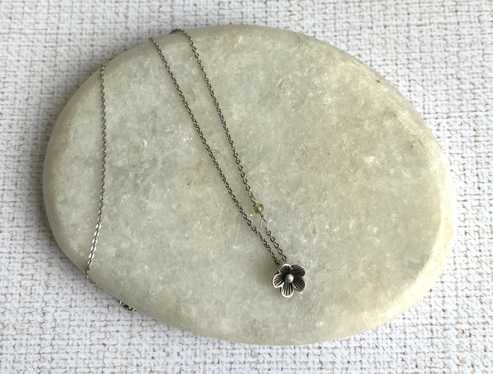 Verzilverde ketting met bloemetje en peridoot kraaltje - 83625 Verzilverde ketting met bloemetje en peridoot kraaltje