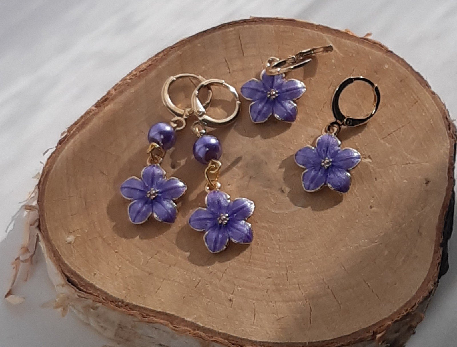 Fleurige oorbellen: Handgemaakt met bloem bedeltje