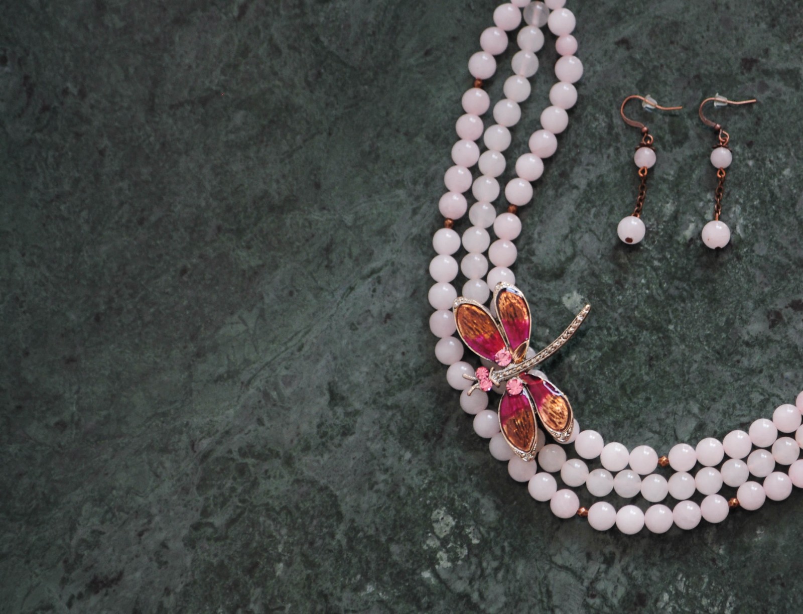 Unieke statement rozenkwartsketting met vintage broche op zijde