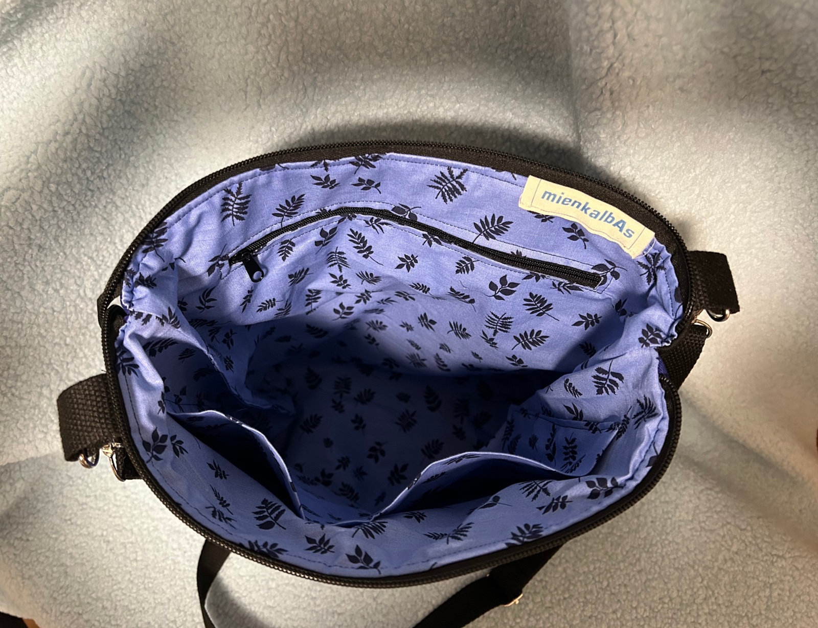 Kobalt/zwarte schoudertas geborduurd met een vogel