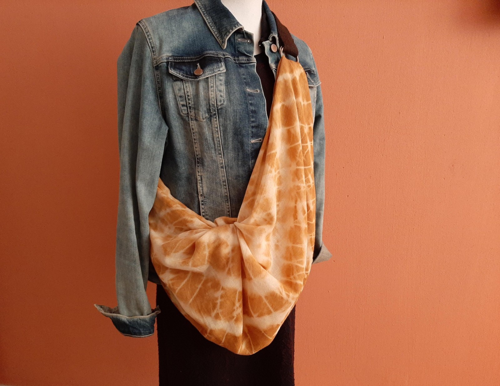 Furoshiki knooptas, geknoopt van een handgeverfde katoenen doek, inclusief draagband