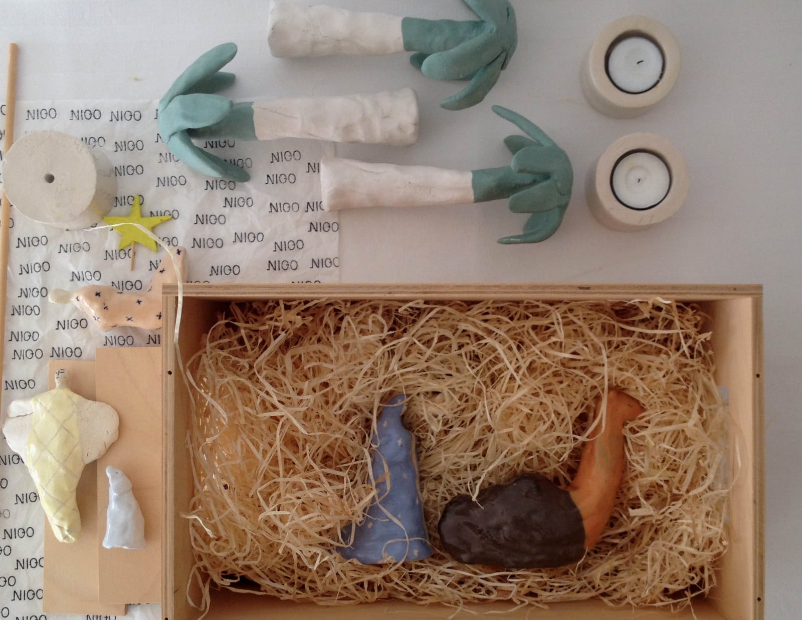 Moderne kerststal keramiek. Genummerd en gesigneerd. Nicolaas Maathui… - 109081 Moderne kerststal keramiek. Genummerd en gesigneerd. Nicolaas Maathuis (NIC-O)