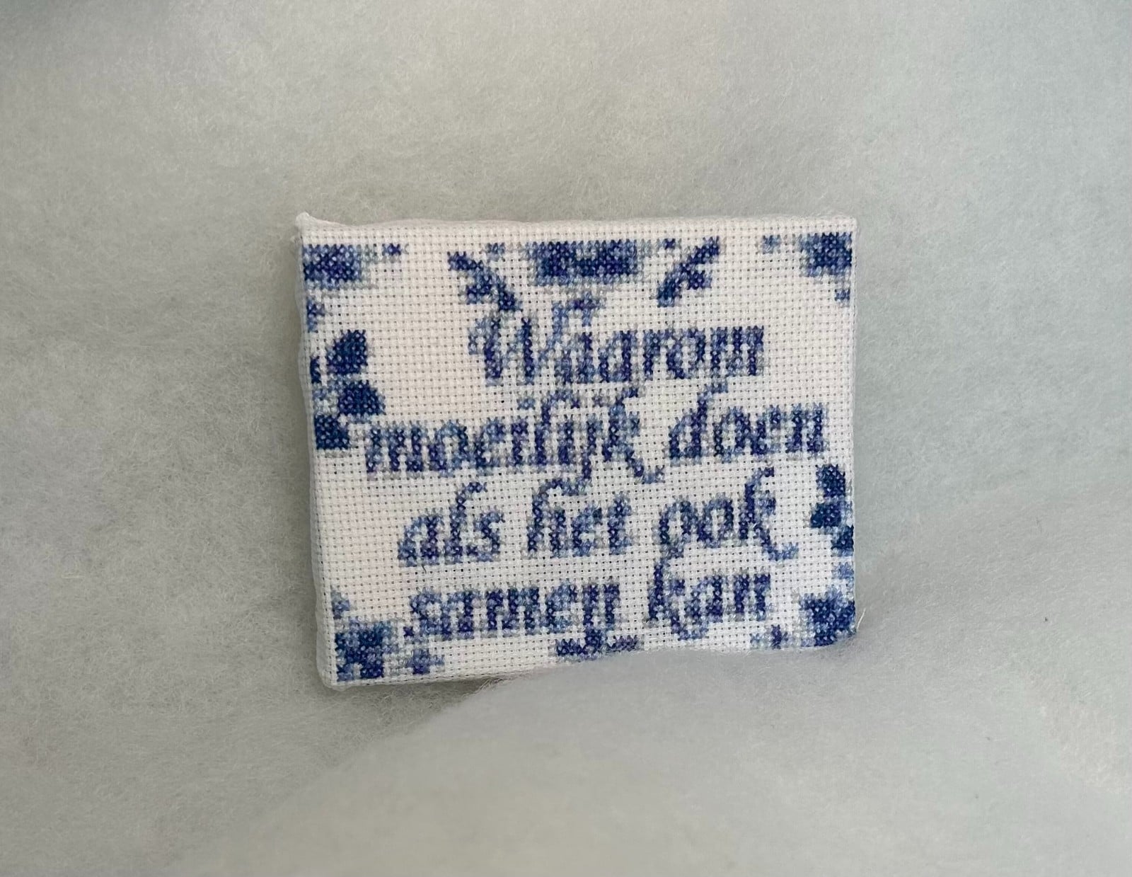 Geborduurd delfts blauw tegeltje: Waarom moeilijk doen als het ook samen kan