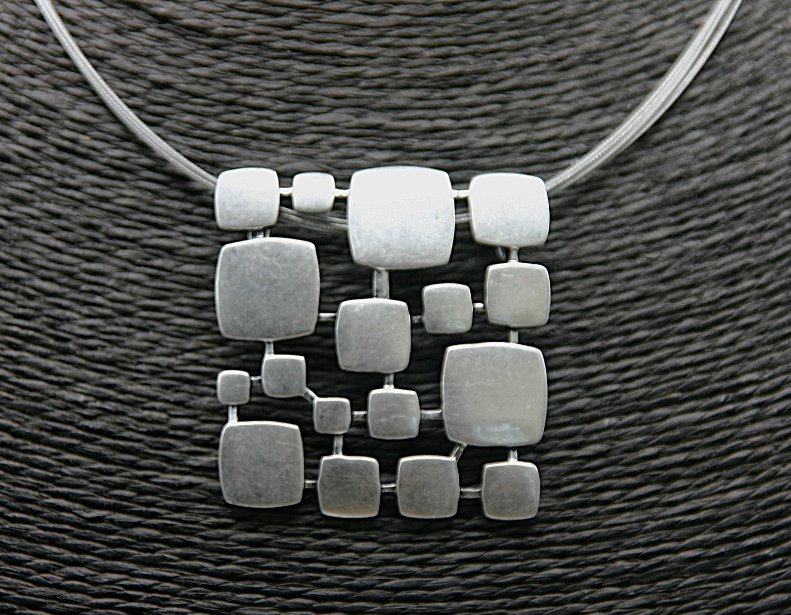 Squarred ketting met zilverkleurige hanger