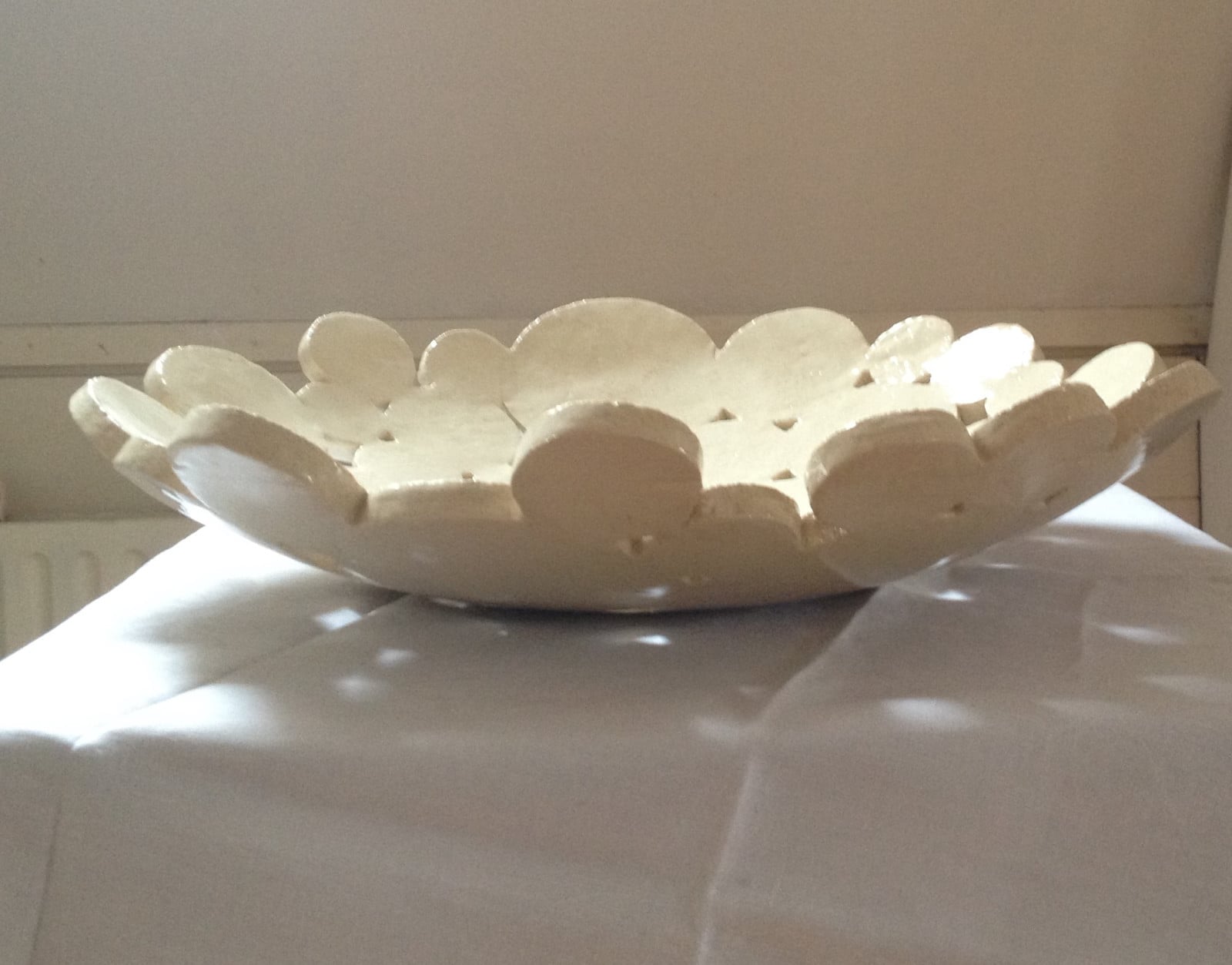 Handgemaakte schaal keramiek (variant), gesigneerd en genummerd(Ø 40… - 109147 Handgemaakte schaal keramiek (variant), gesigneerd en genummerd(Ø 40 cm) Nicolaas Maathuis (NIC-O)