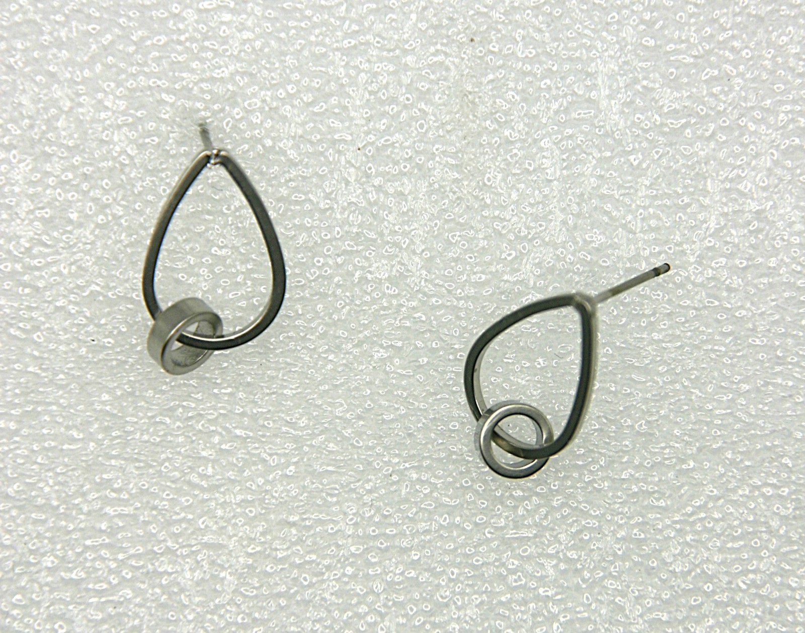 Suspended drop : zilverkleurige knoopoorbellen - 76798 Suspended drop : zilverkleurige knoopoorbellen