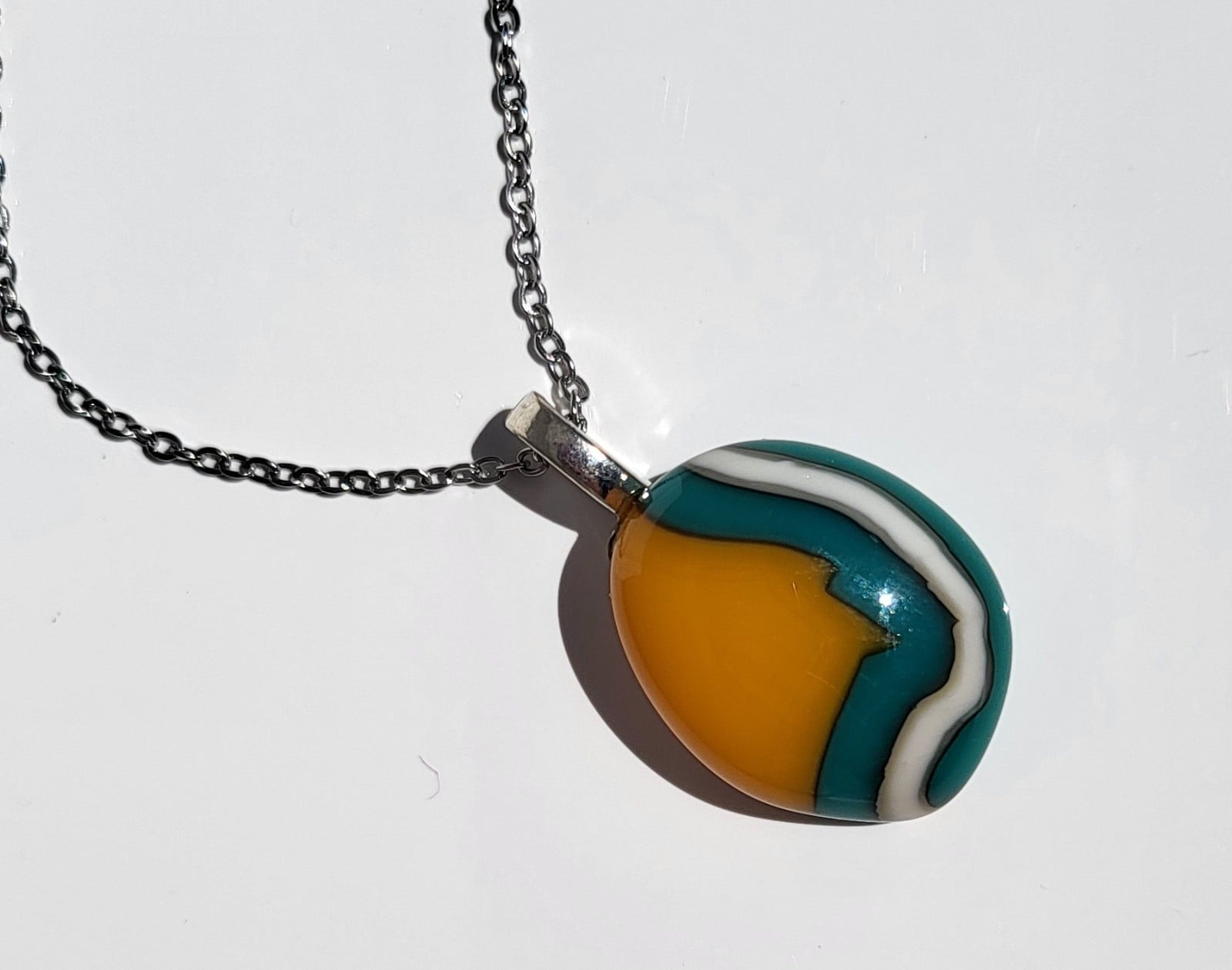 Uniek "Golden Tide 002" glasfusing hanger - 140039 RVS ketting met uniek "Gouden Tij 002" glas hanger