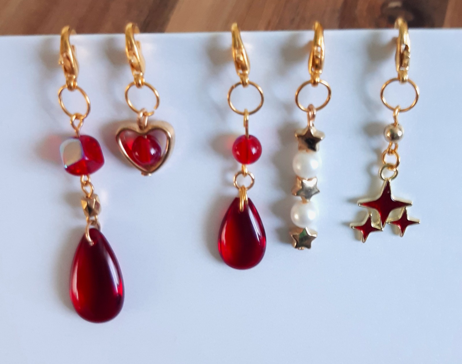 Handgemaakte Stitchmarkers/ steek markeerders, Set van 5: Perfecte accessoires voor Creatieve Geesten! verschillende thema's, Sleuterlhangers - 69121.jpeg Handgemaakte Stitchmarkers/ steek markeerders, Set van 5: Perfecte accessoires voor Creatieve Geesten! verschillende thema's, Sleuterlhangers