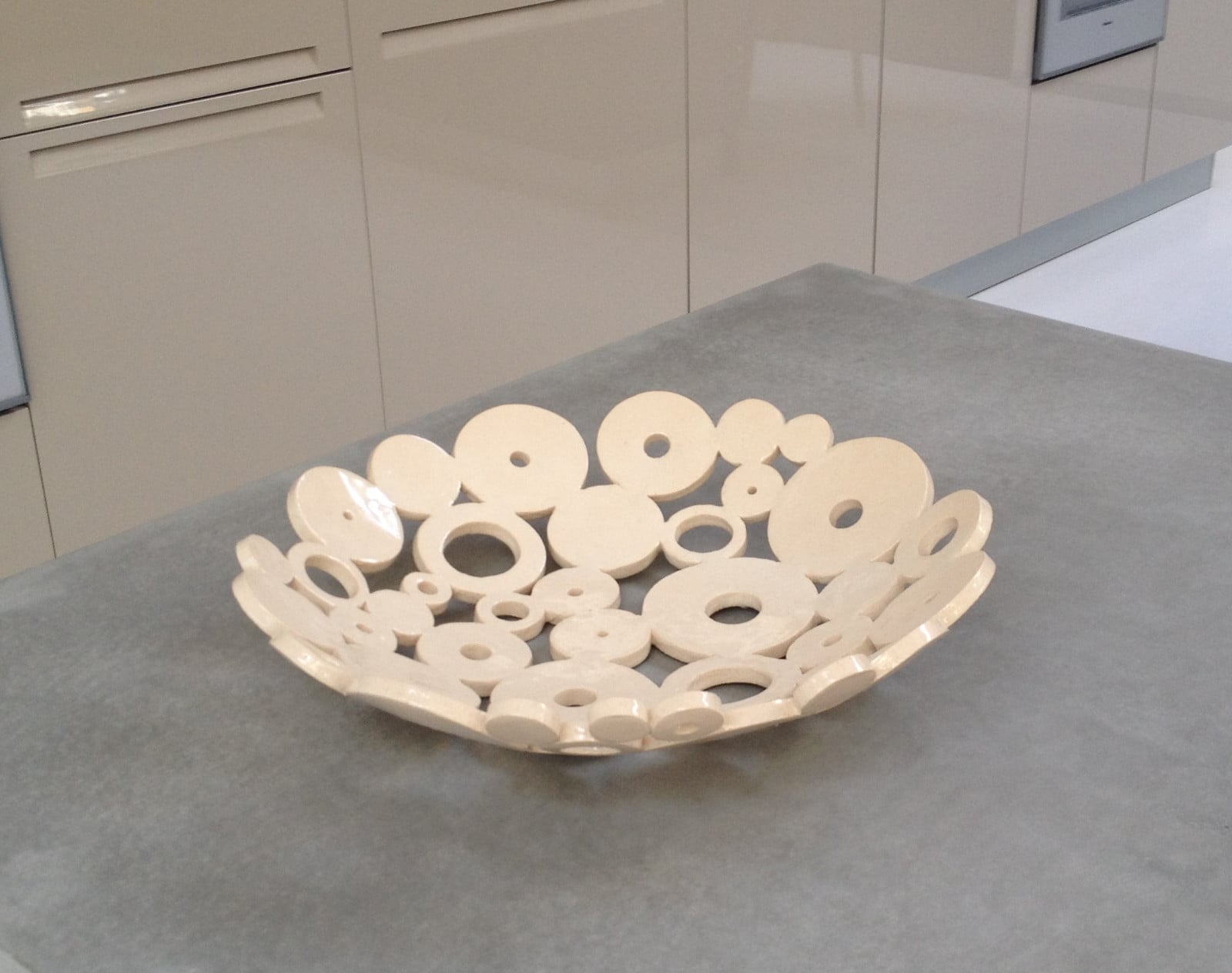 Handgemaakte schaal keramiek, gesigneerd en genummerd(Ø 40 cm) Nicol… - 109101 Handgemaakte schaal keramiek, gesigneerd en genummerd(Ø 40 cm) Nicolaas Maathuis (NIC-O)