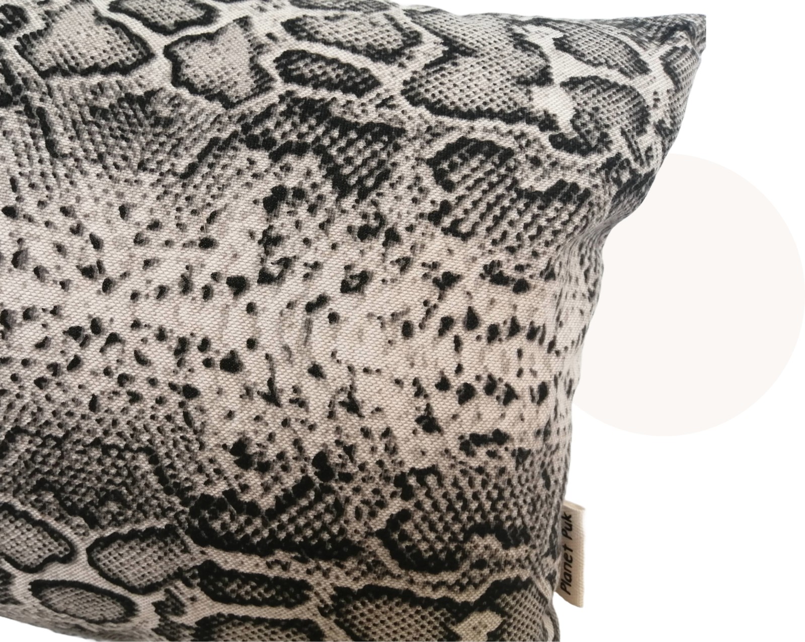 Handgemaakt kussen met slangenprint | Stoer & tijdloos