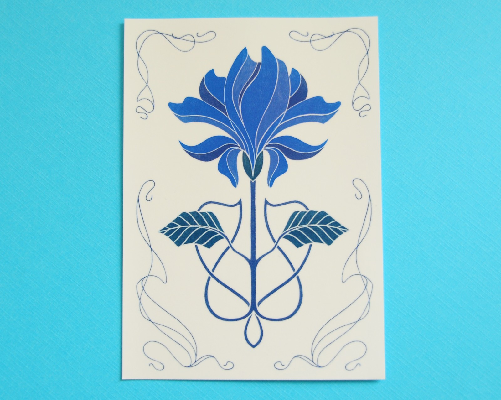 Art Nouveau Flower A6 Kaart, Blauwe Bloem Tekening - 96819 Art Nouveau Flower A6 Kaart, Blauwe Bloem Tekening