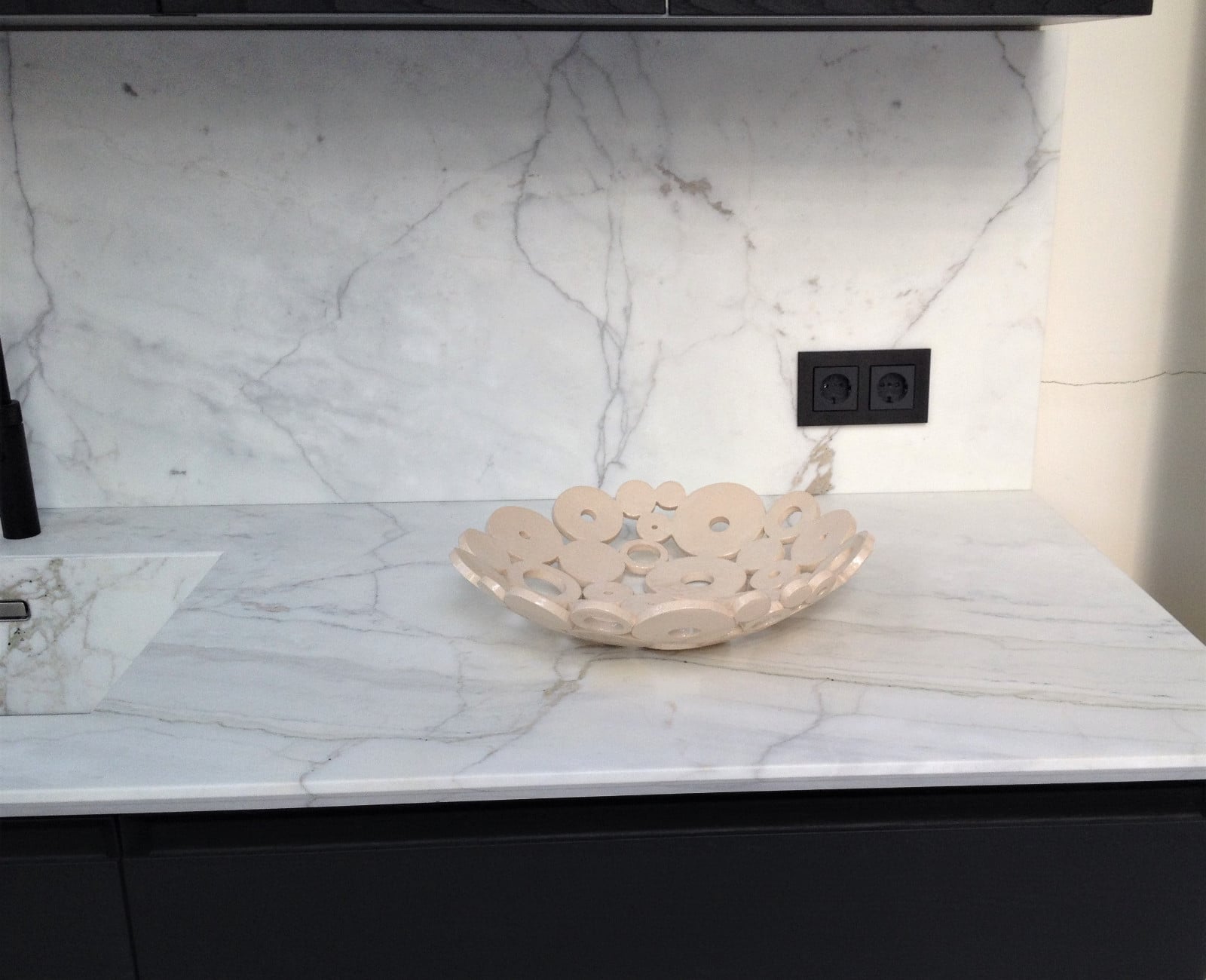 Handgemaakte schaal keramiek (variant), gesigneerd en genummerd(Ø 40… - 109153 Handgemaakte schaal keramiek (variant), gesigneerd en genummerd(Ø 40 cm) Nicolaas Maathuis (NIC-O)