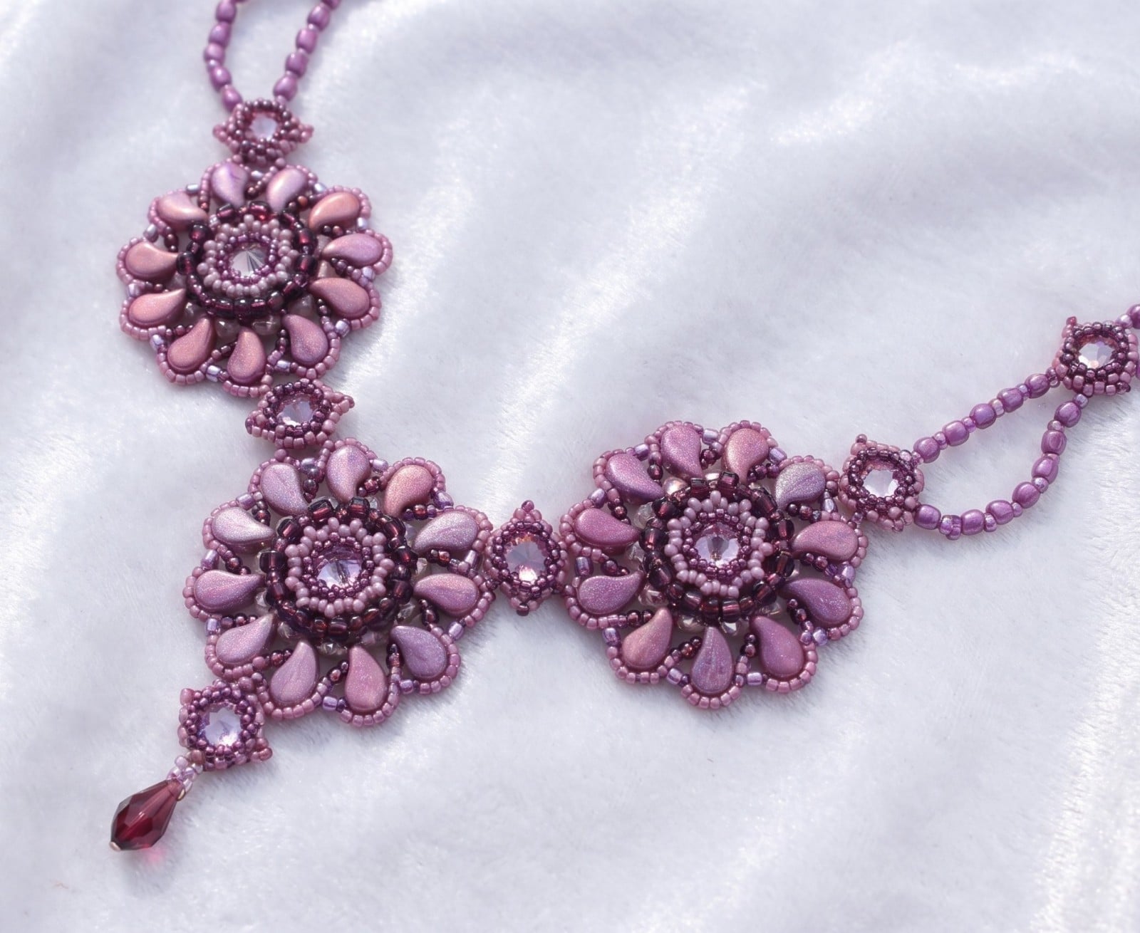 Handgemaakte statement ketting ‘Poppy' pink/amethyst met Swarovski kristallen en Paisley Duo’s – Feest, gala statement