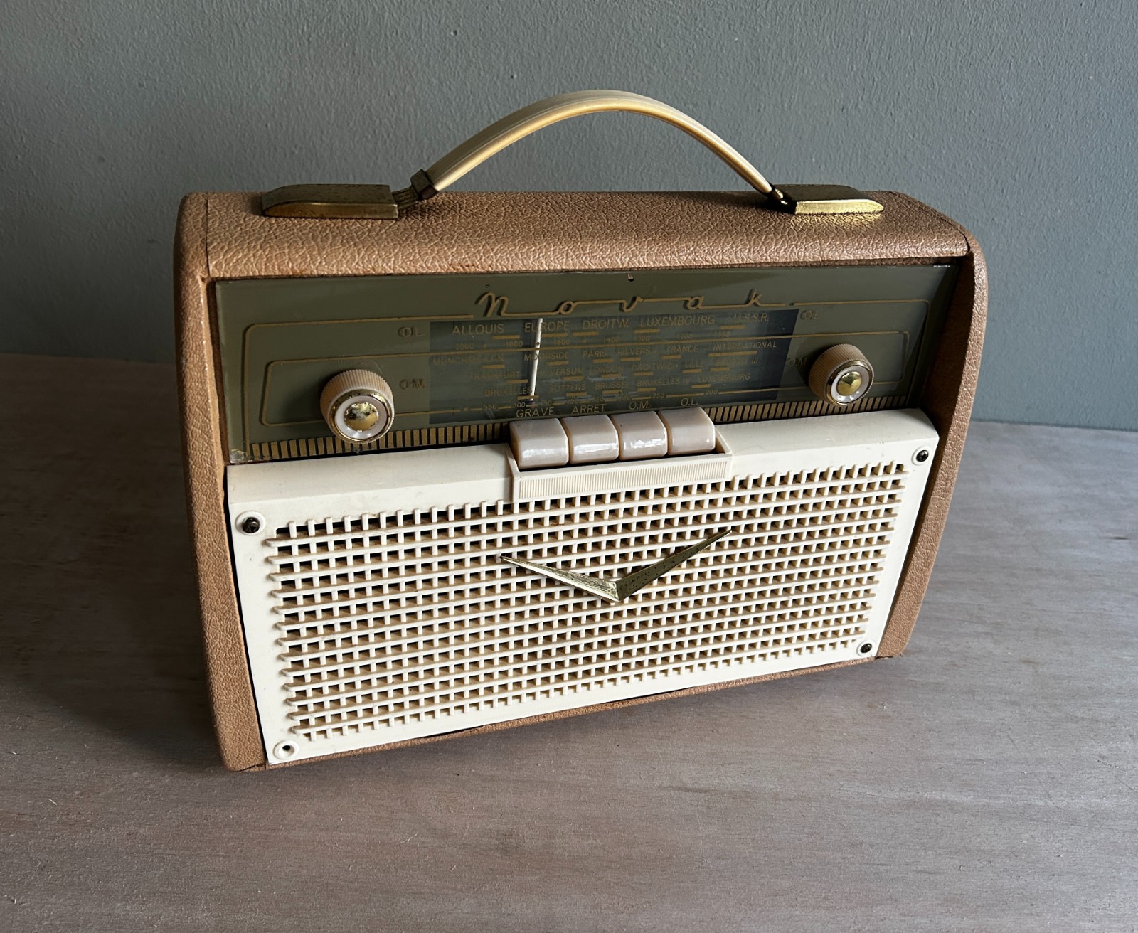 Vintage bluetooth radio NOVAK 1959