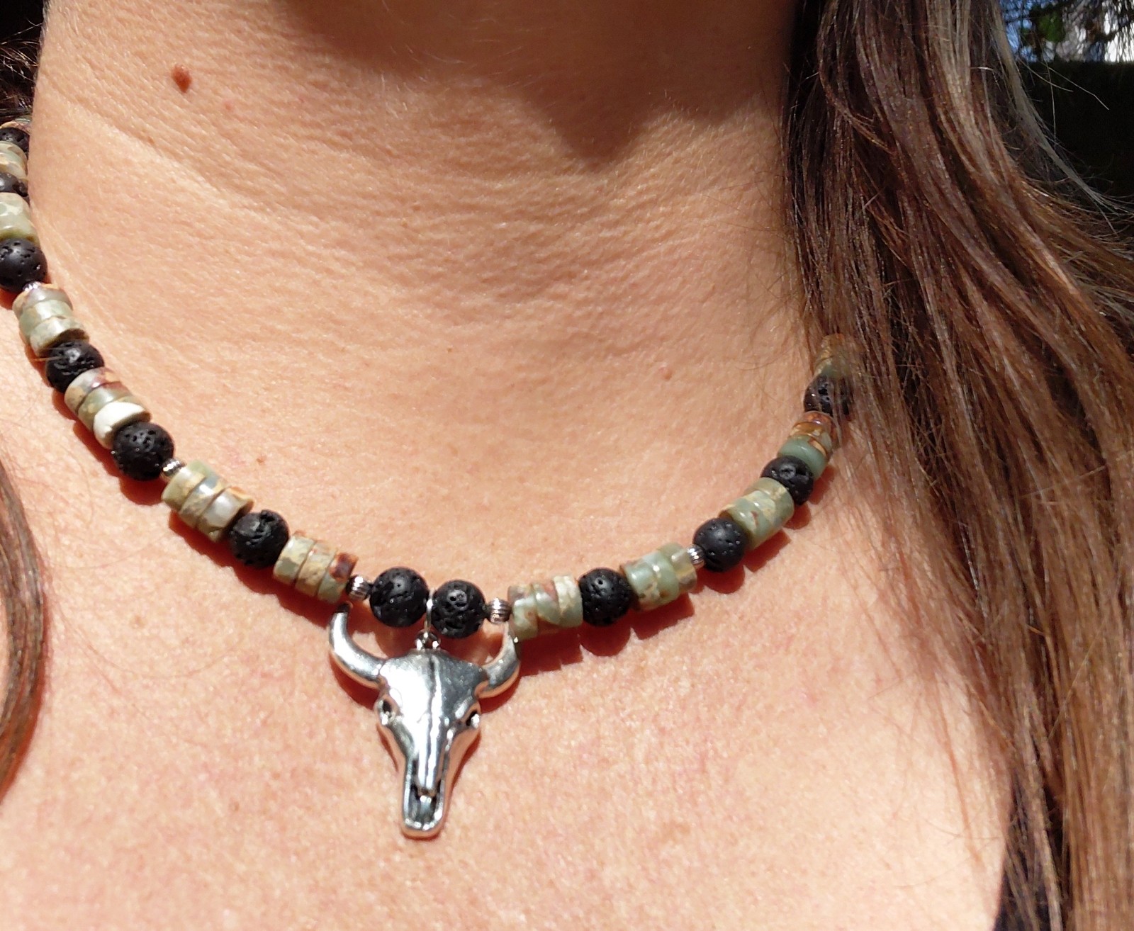 Taurus: stoere ketting (m/v) met aquaterra jaspis, basalt en verzilverde stierenschedel