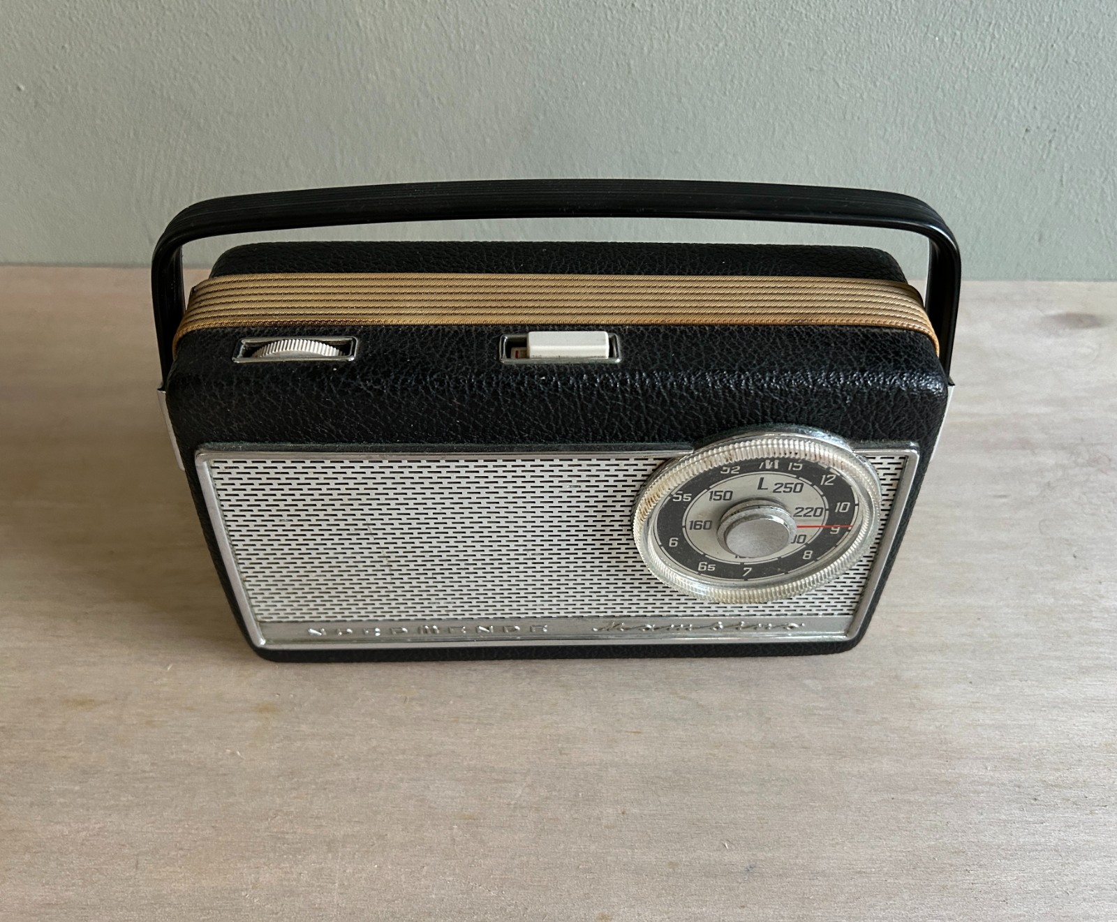 Vintage bluetooth radio Nordmende Mambino zwart 1965