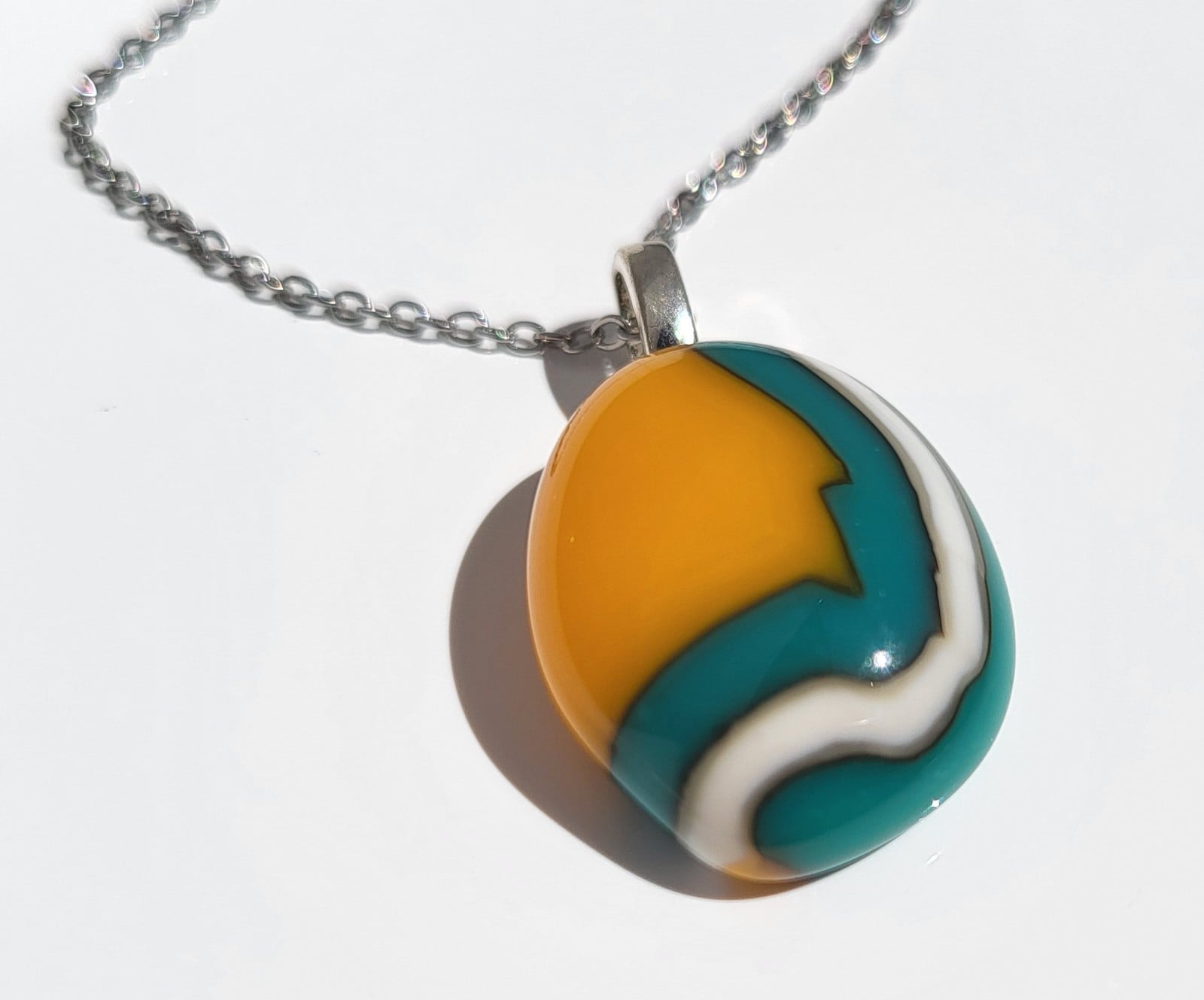 Uniek "Golden Tide 002" glasfusing hanger - 140040 RVS ketting met uniek "Gouden Tij 002" glas hanger
