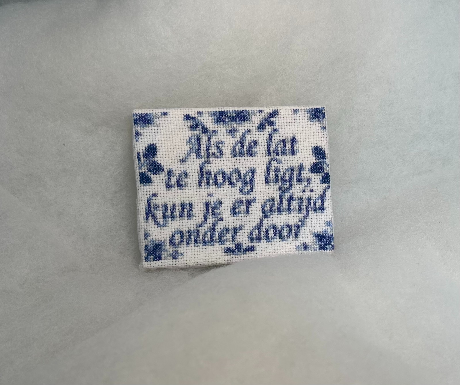 Geborduurd delfts blauw tegeltje, als de lat te hoog ligt kan je er a… - 150066 Geborduurd delfts blauw tegeltje, als de lat te hoog ligt kan je er altijd onderdoor