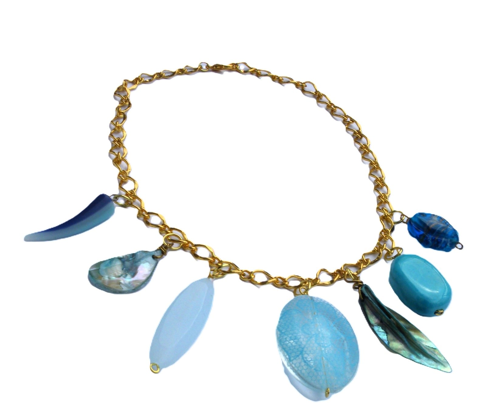 Goudkleurige schakelketting met hangers van schelp, parelmoer, kunsth… - 139215 Goudkleurige schakelketting met hangers van schelp, parelmoer, kunsthars en glas. Modieuze halsketting met turquoise bedel, Per Elle ketting