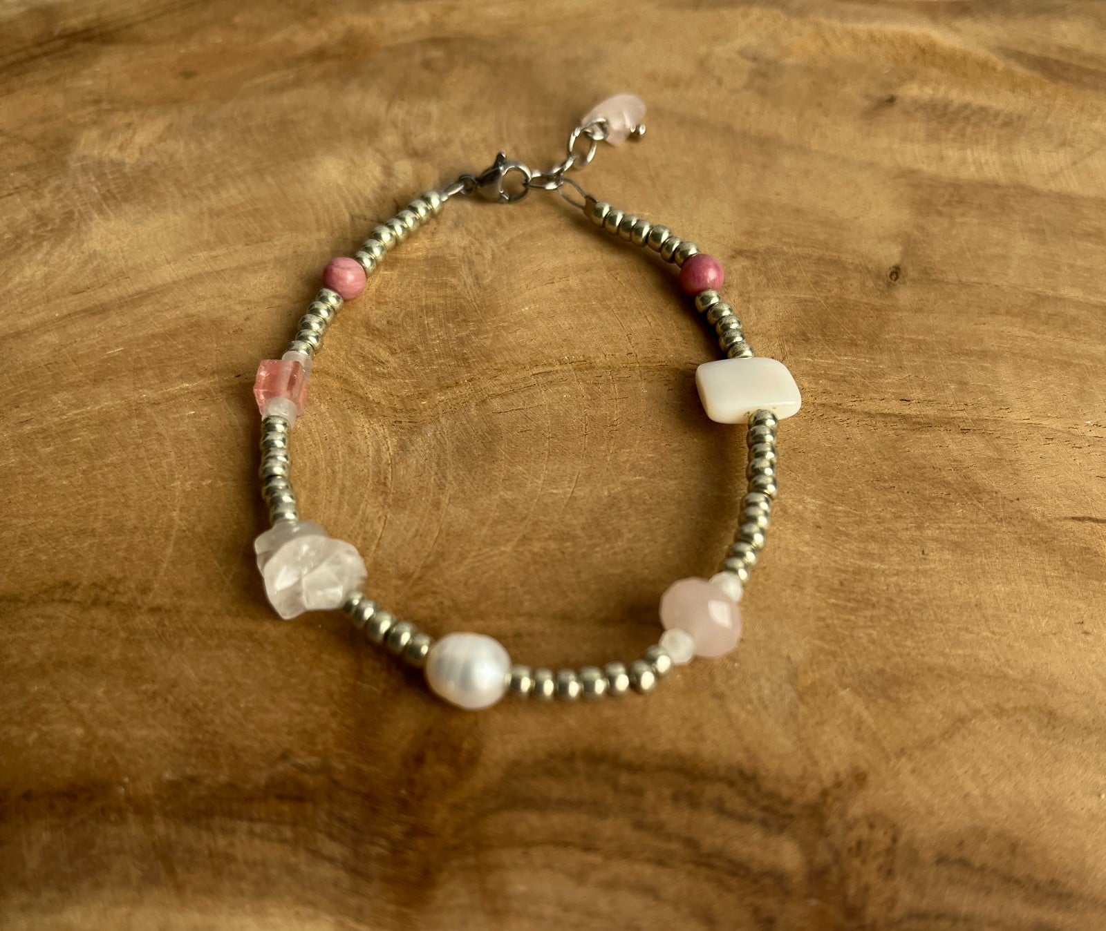 Kralenarmband met halfedelstenen in roze- en wittinten - 83655 Kralenarmband met halfedelstenen in roze- en wittinten