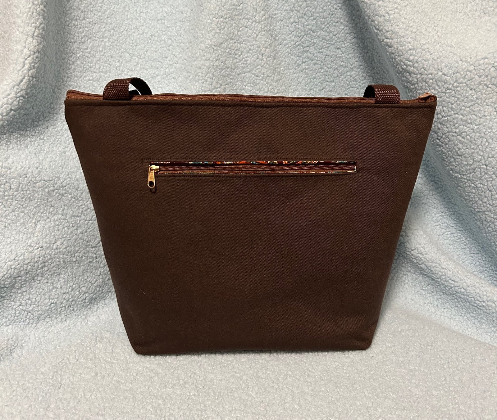 Bruine tas met geborduurde veren. - 57893.jpeg Bruine tas met geborduurde veren.