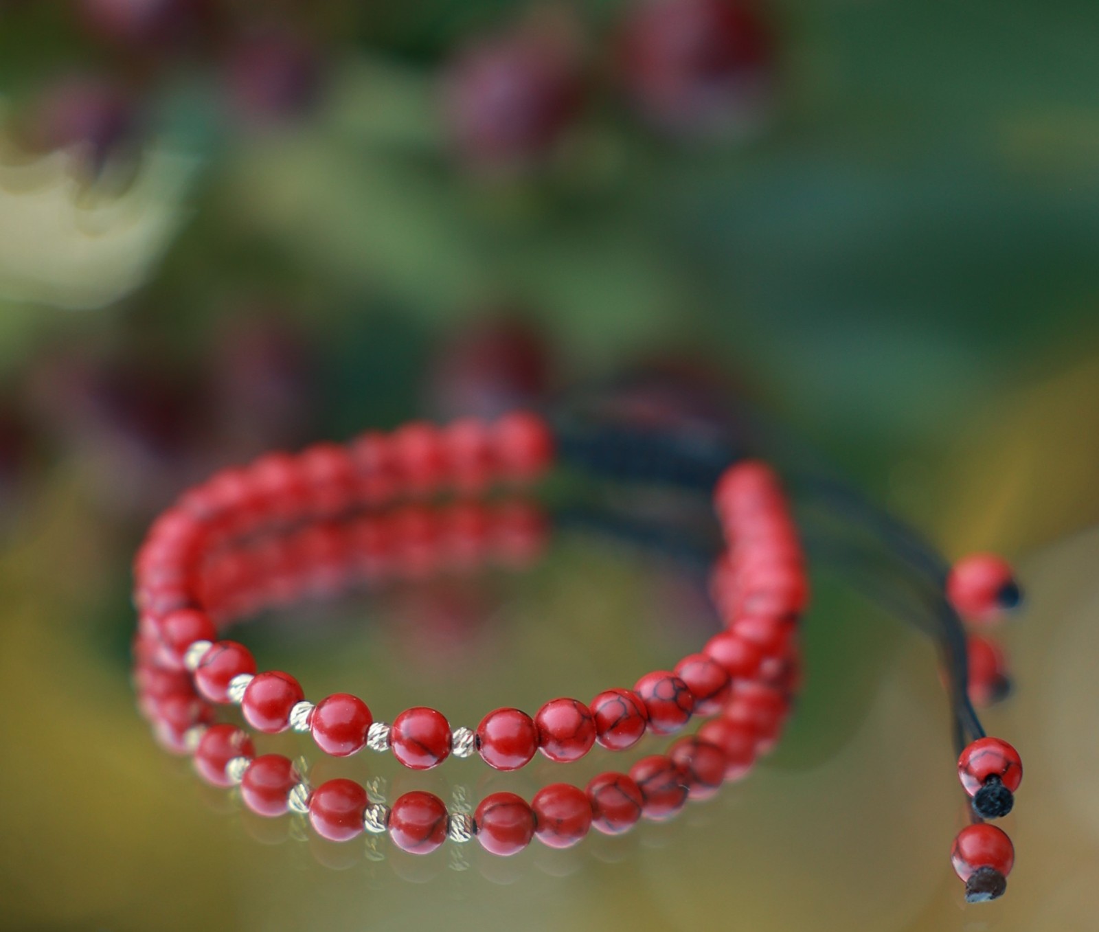 Elegante armband met rode howliet en 14 karaat geelgouden kralen - 56188.jpeg Elegante armband met rode howliet en 14 karaat geelgouden kralen