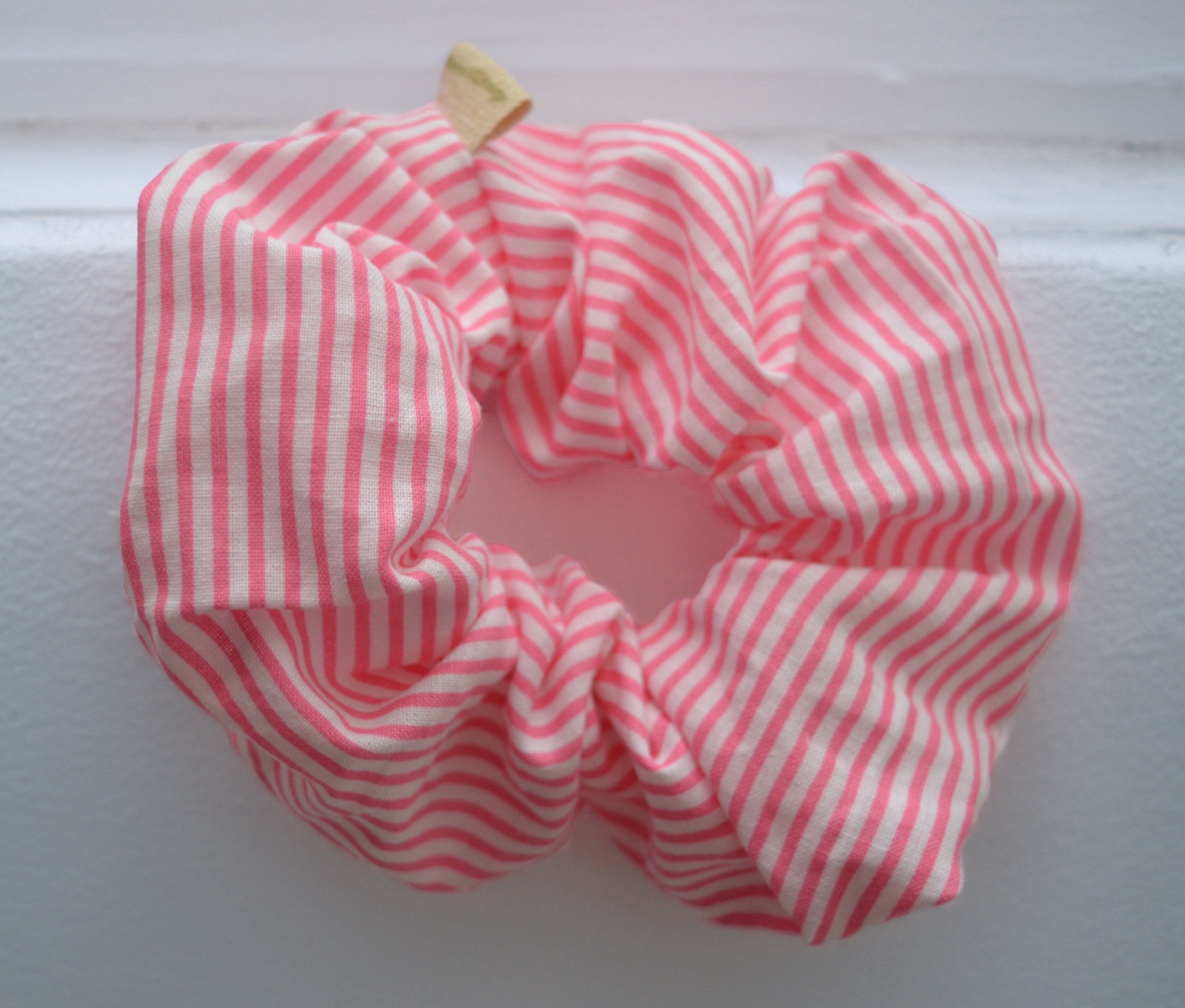 katoenen scrunchie met roze streepjes