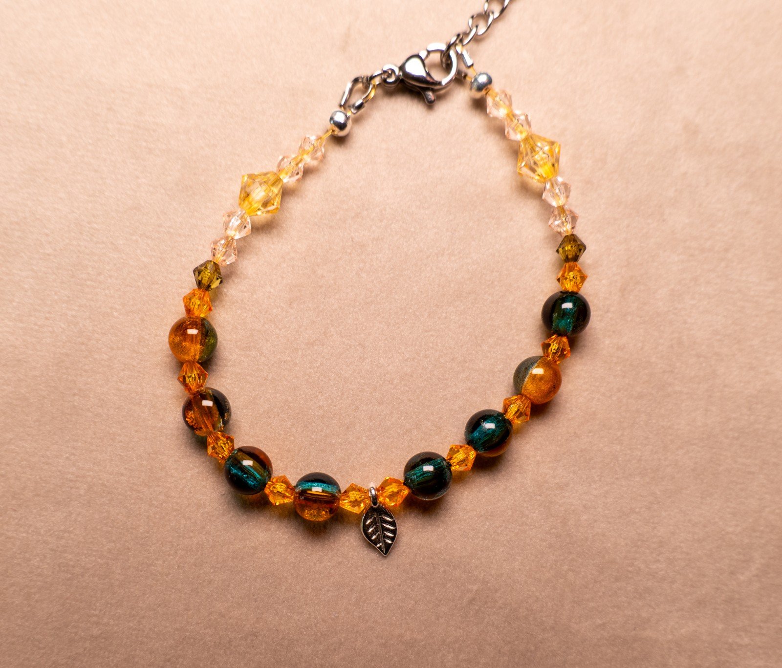 Armband herfst met facetkralen en zilverkleurig blaadje - 97530 Armband herfst met facetkralen en zilverkleurig blaadje