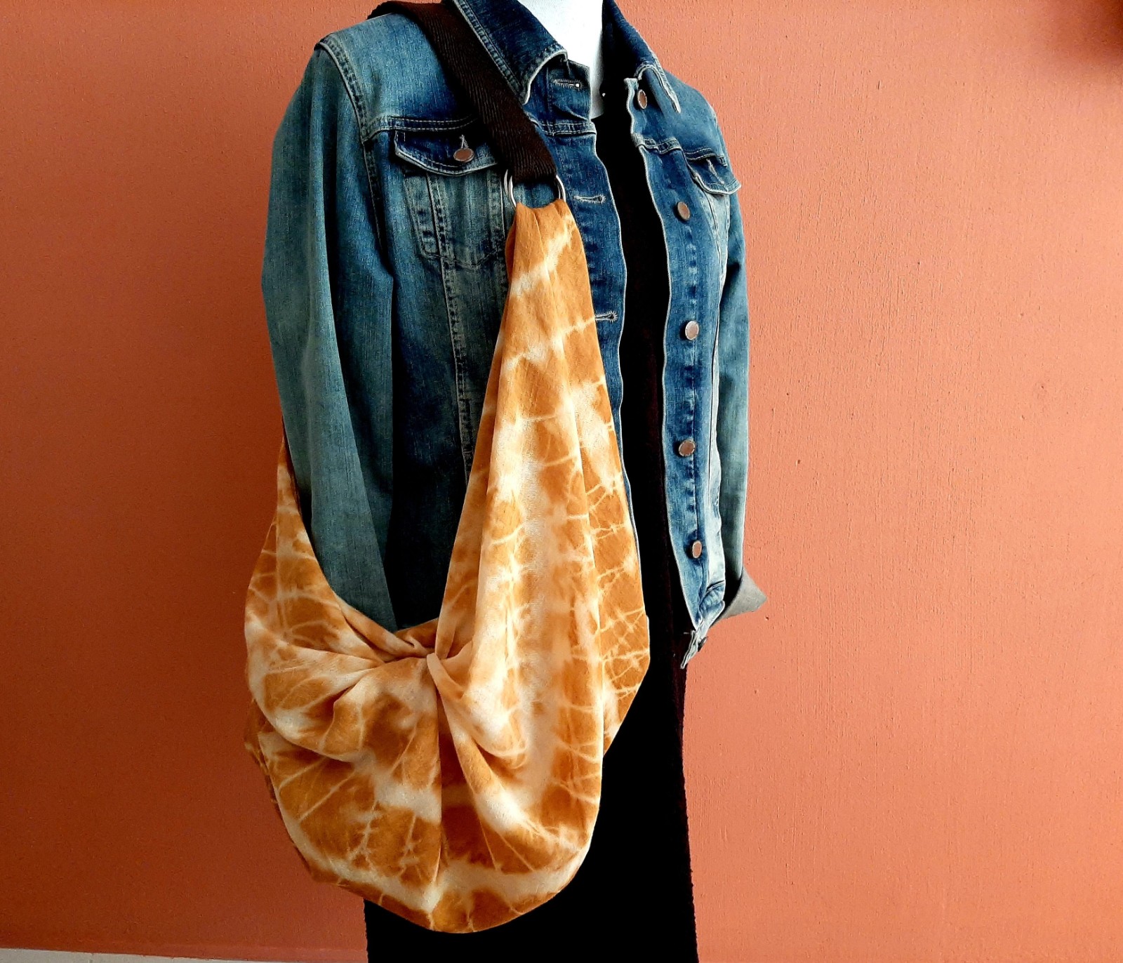 Furoshiki knooptas, geknoopt van een handgeverfde katoenen doek, inclusief draagband