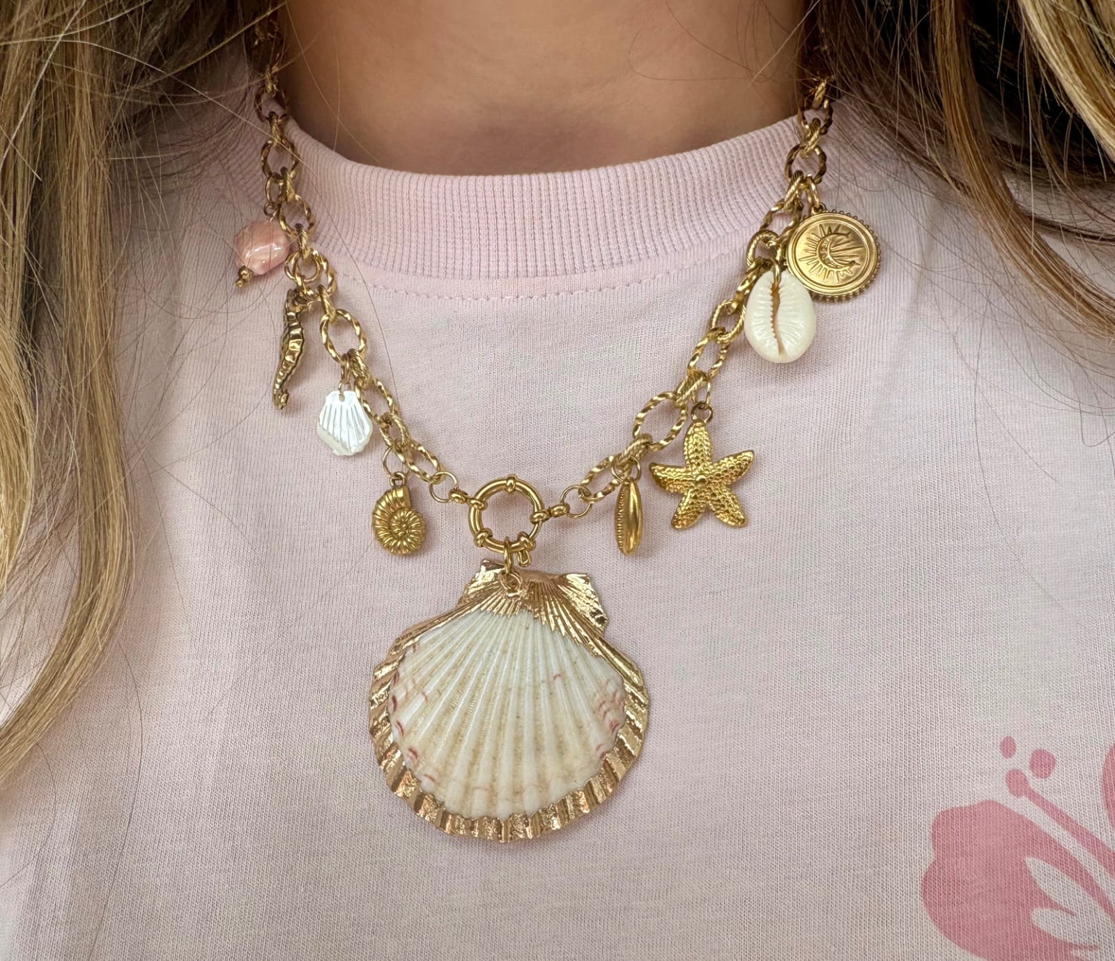 Gouden Stainless Steel Bedelketting met Schelpen & Zeester | Handgema… - 134144 Gouden Stainless Steel Bedelketting met Schelpen & Zeester | Handgemaakt Zomers Sieraad