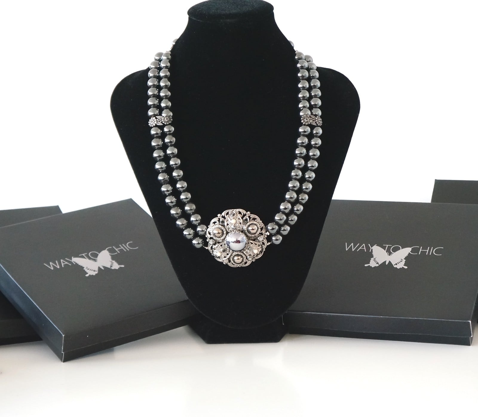 Hematiet ketting met vintage broche - uniek stuk