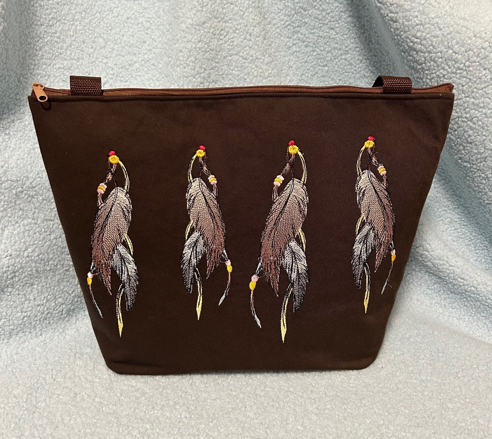 Bruine tas met geborduurde veren. - 57895.jpeg Bruine tas met geborduurde veren.