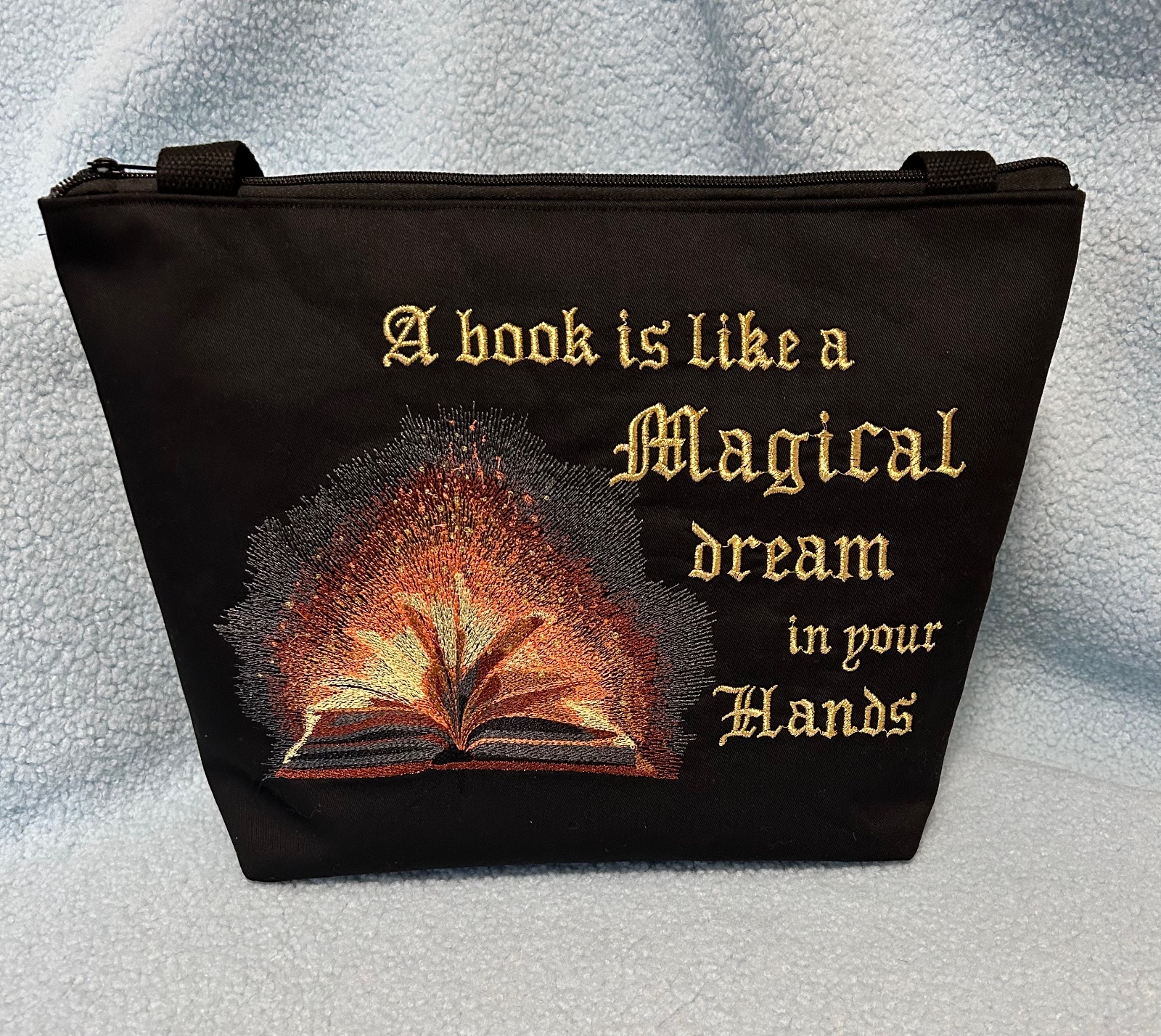 Zwarte tas met geborduurd magisch open boek - 57857.jpeg Zwarte tas met geborduurd magisch open boek