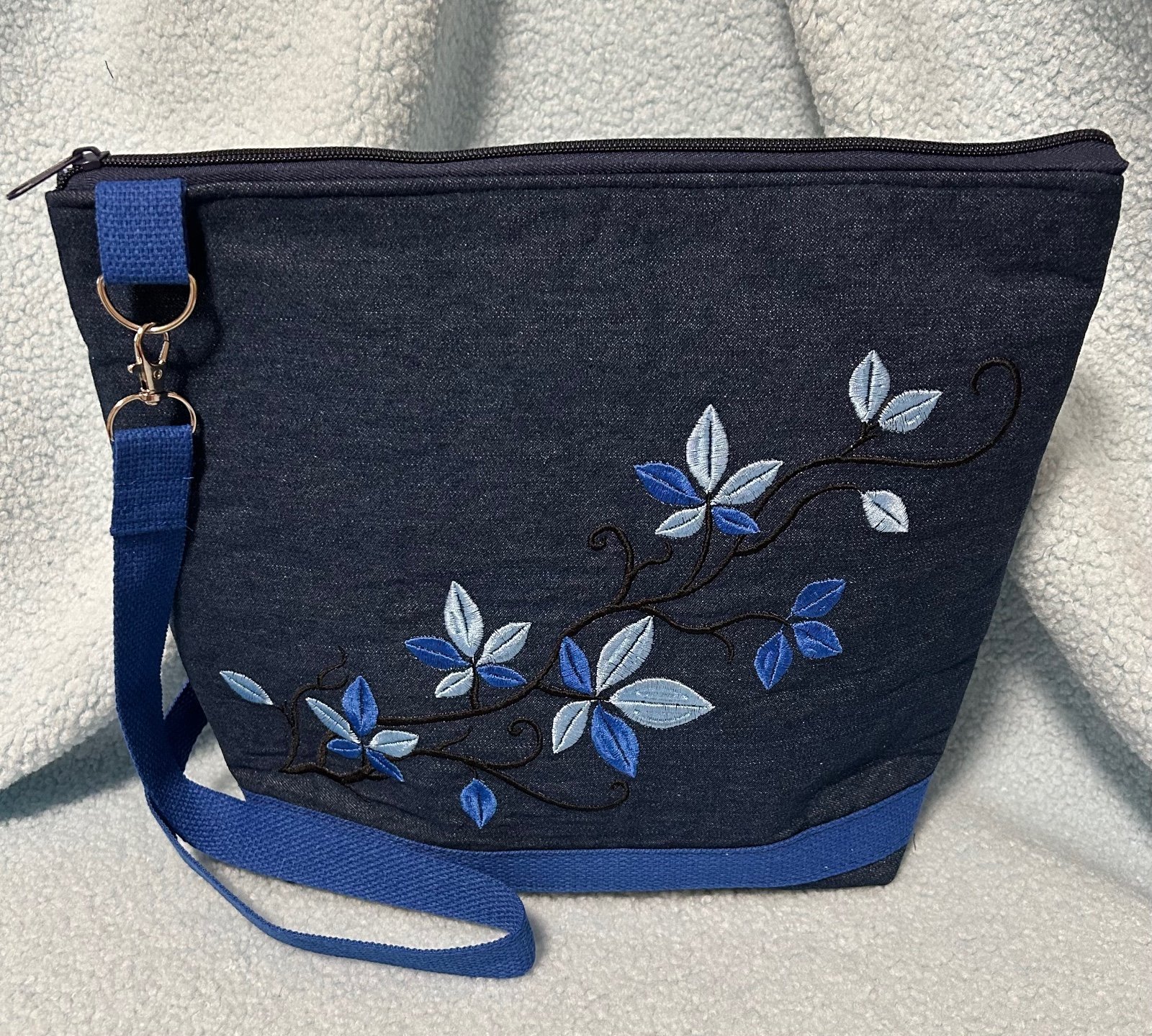 Donkerblauwe jeans schoudertas met geborduurd bladeren-tak
