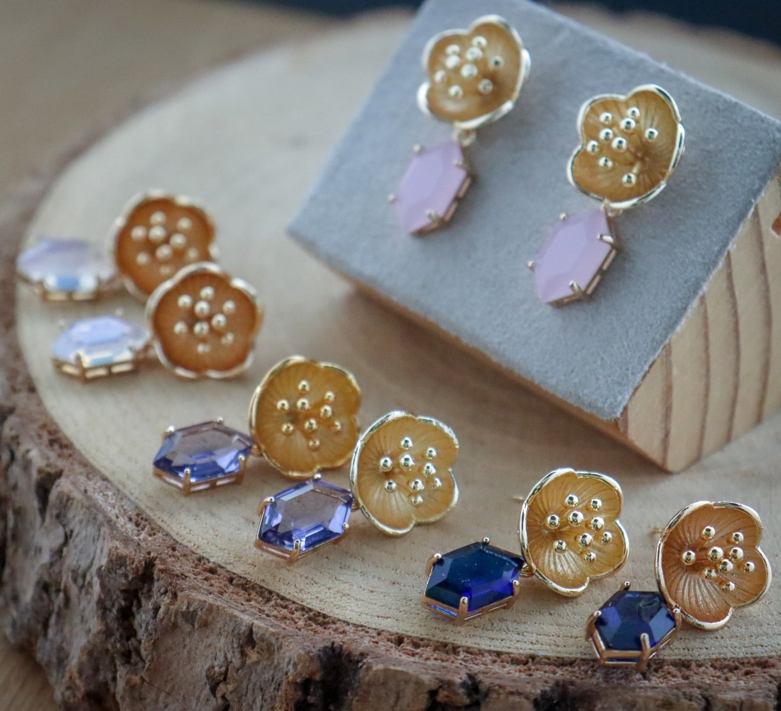 Romantisch & Botanisch, goudkleurige bloemen oorbellen met kristalhangers