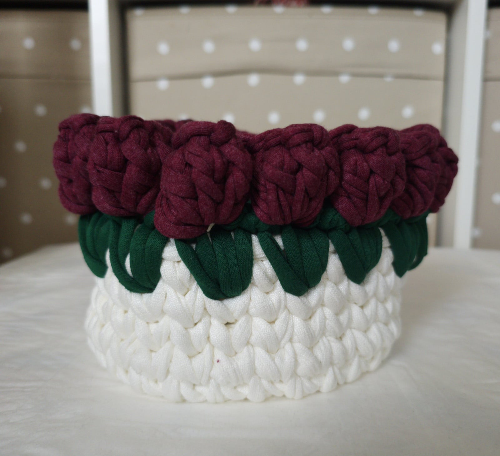 Wit gehaakt rozenmandje met bordeaux rozen | Handgemaakt decoratiemandje