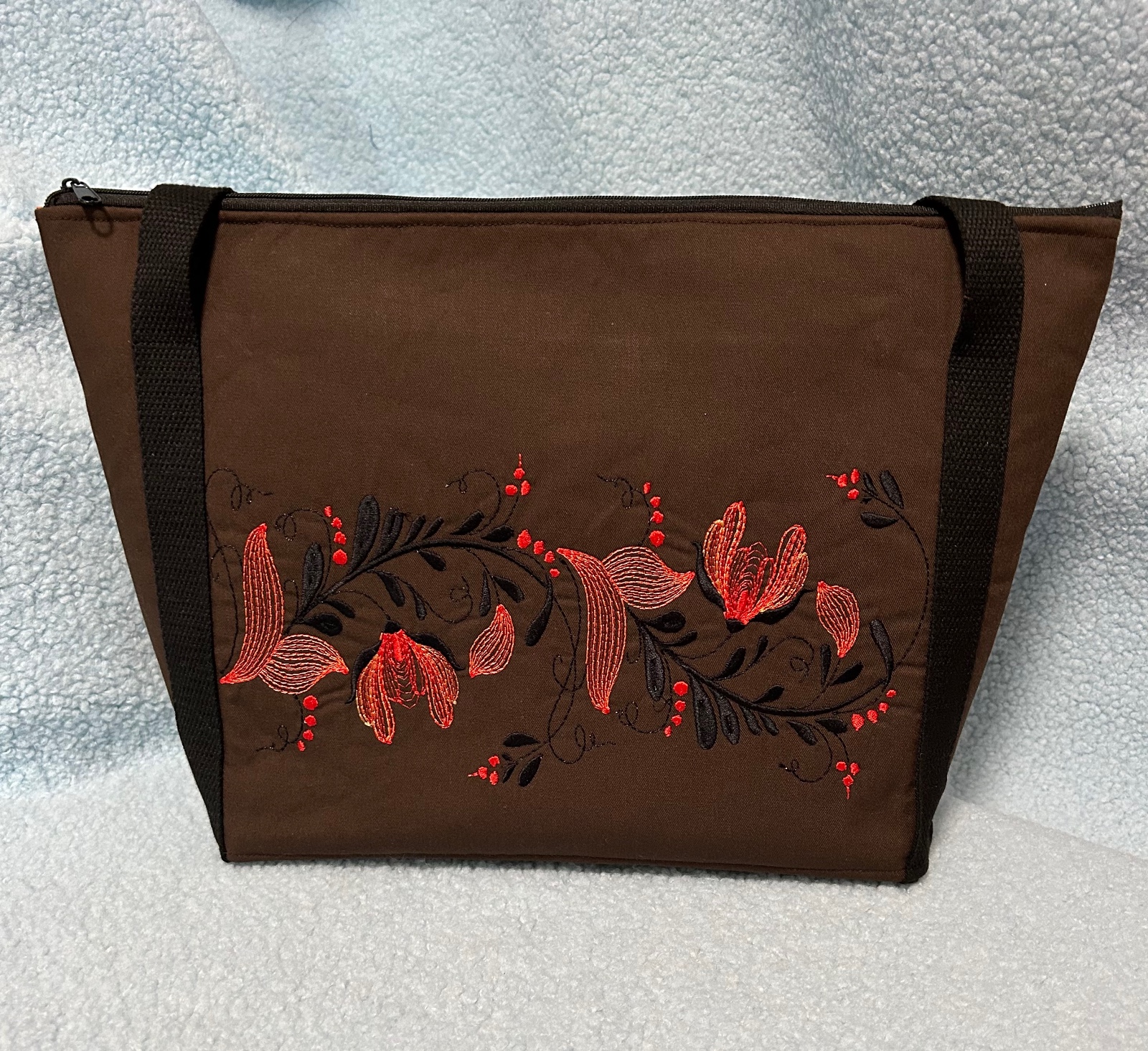 Bruine tas met geborduurde fantasie tak