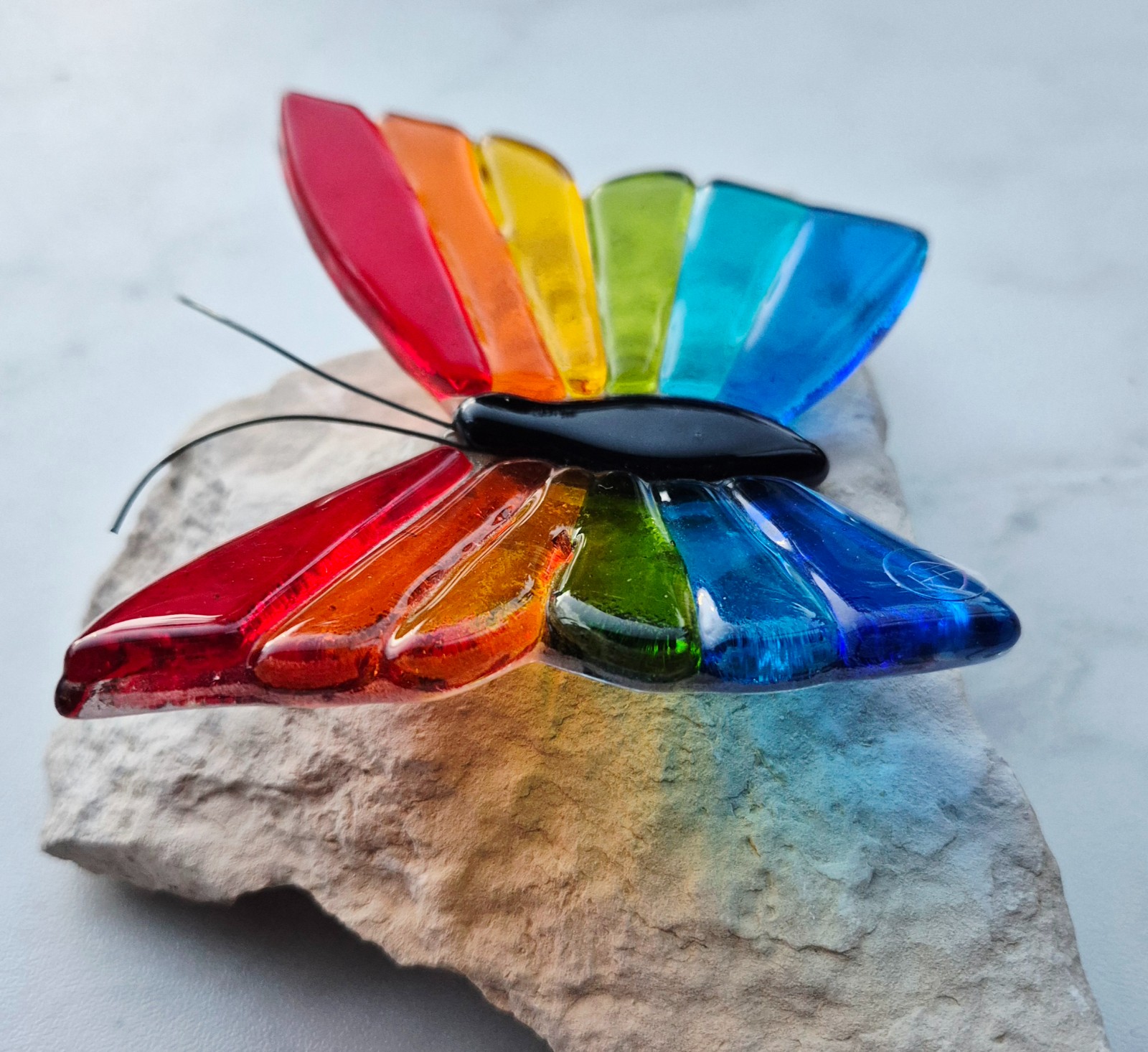 Regenboog vlinder van glas op steen klein - 122221 Regenboog vlinder van glas op steen klein