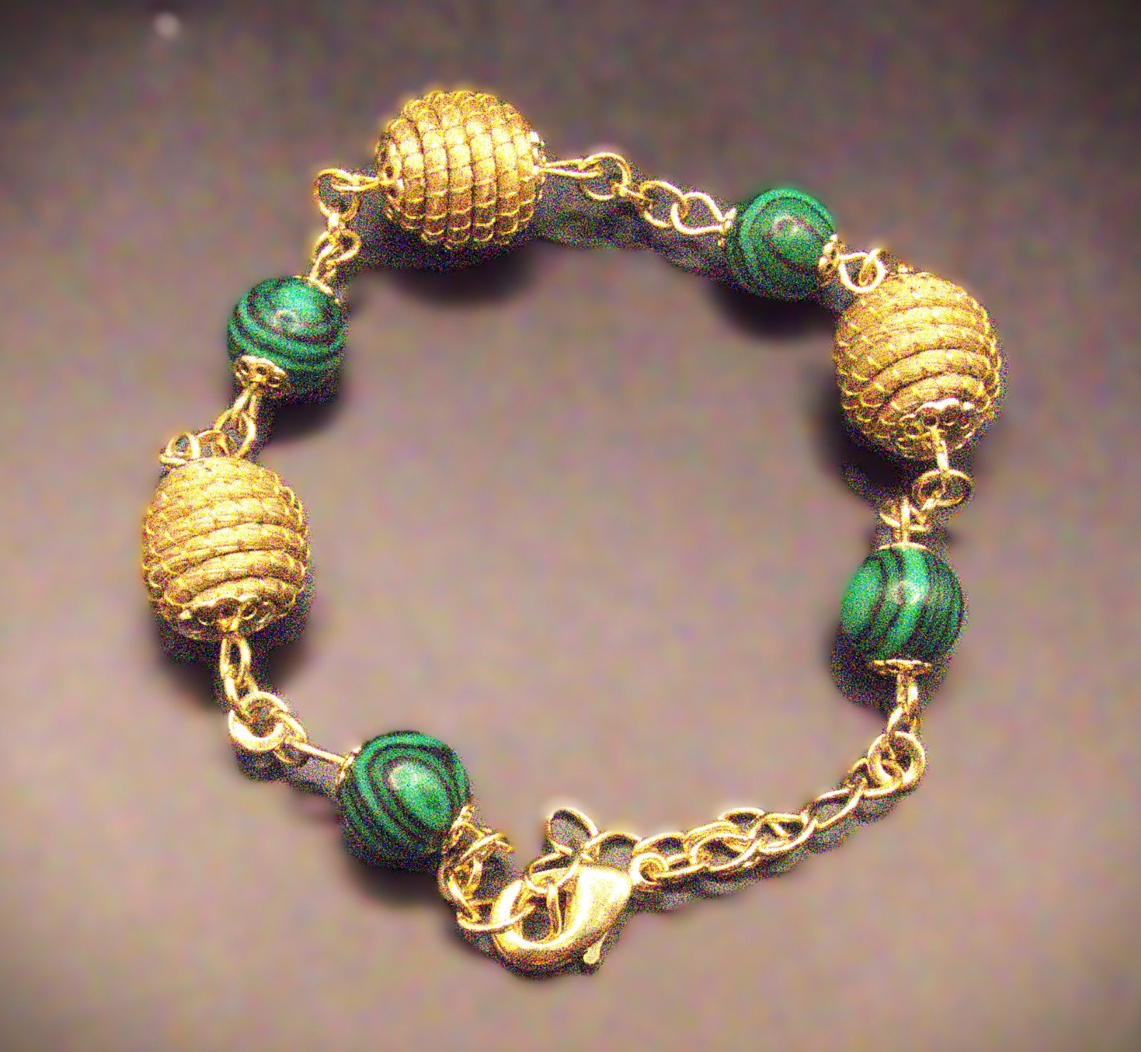 Armband van Bio nature en groen gemeleerde steentjes en goud gras